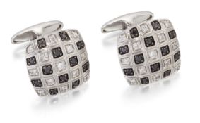 A PAIR OF DIAMOND CUFFLINKS