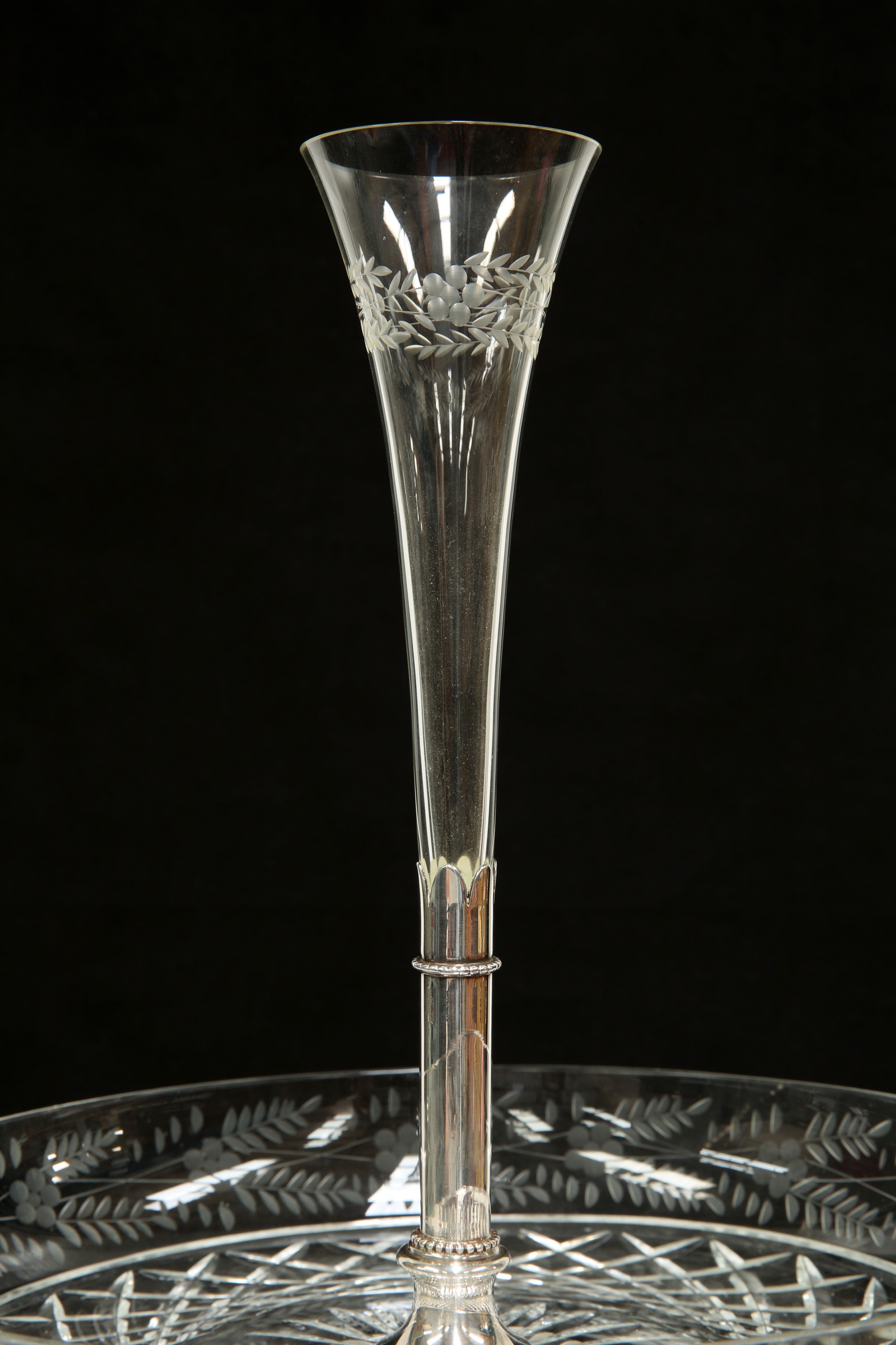 A HANDSOME PAIR OF 19TH CENTURY SILVER-PLATED CENTREPIECES ON MIRRORED STANDS - Image 11 of 16