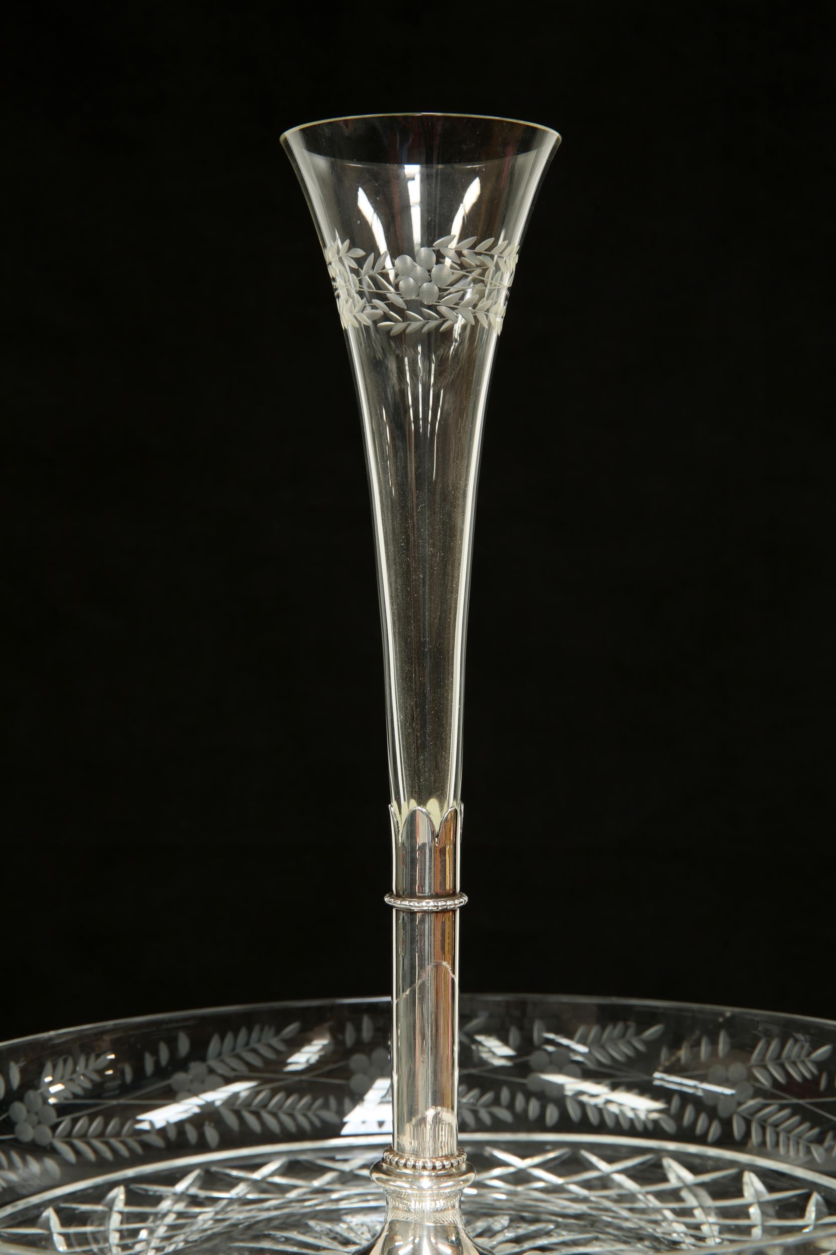 A HANDSOME PAIR OF 19TH CENTURY SILVER-PLATED CENTREPIECES ON MIRRORED STANDS - Image 12 of 16