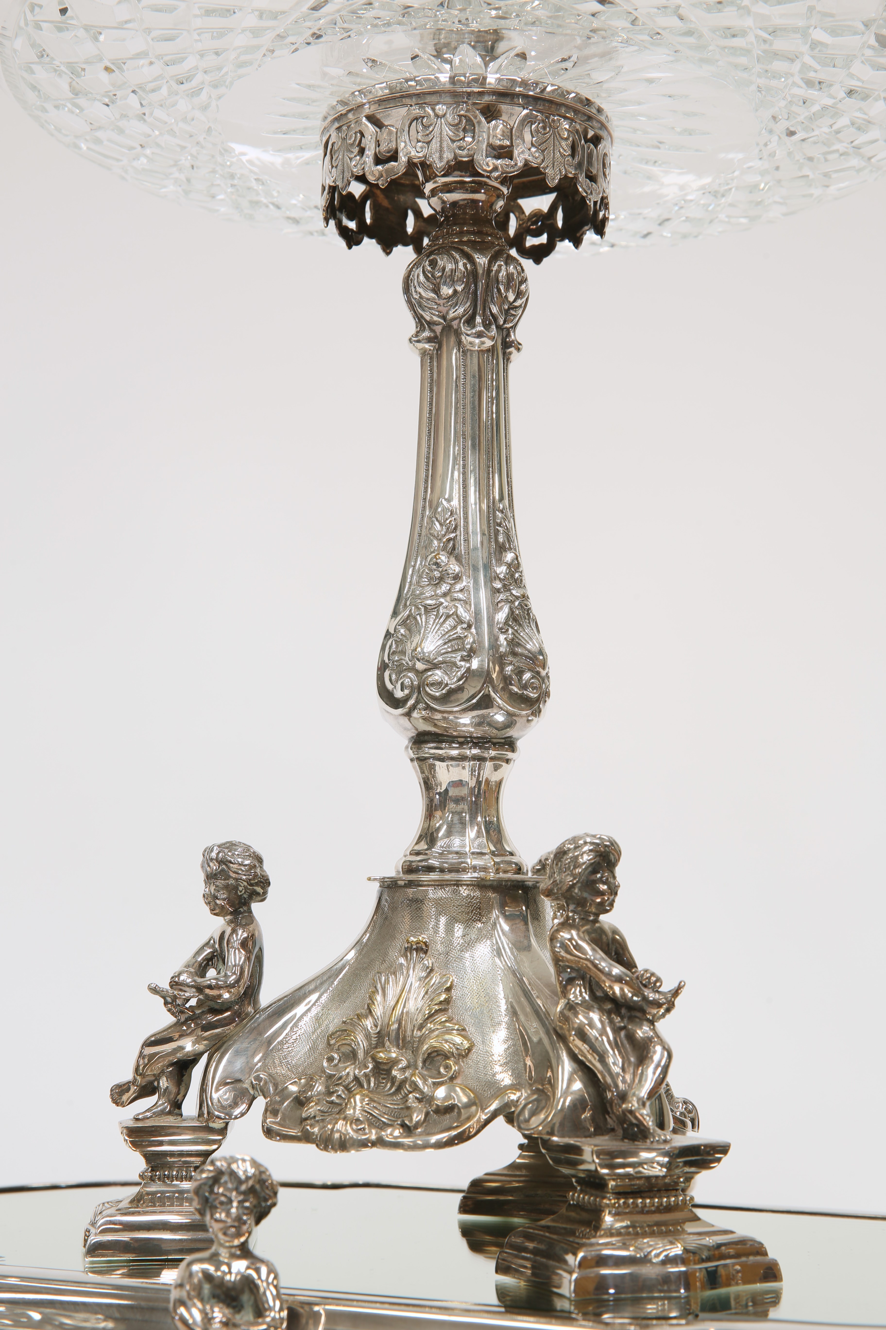 A HANDSOME PAIR OF 19TH CENTURY SILVER-PLATED CENTREPIECES ON MIRRORED STANDS - Image 7 of 16