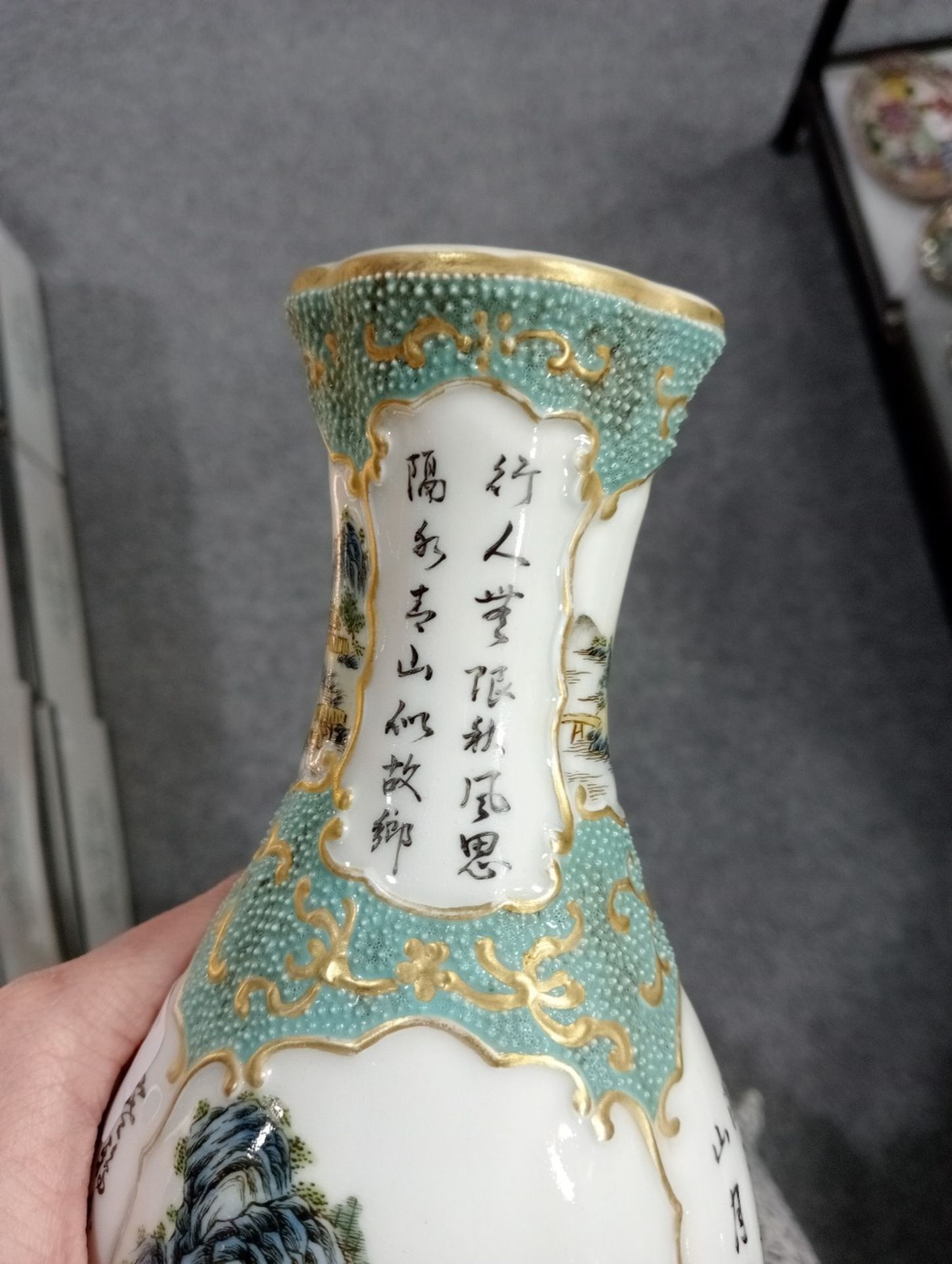 A CHINESE FAMILLE ROSE VASE - Image 7 of 13