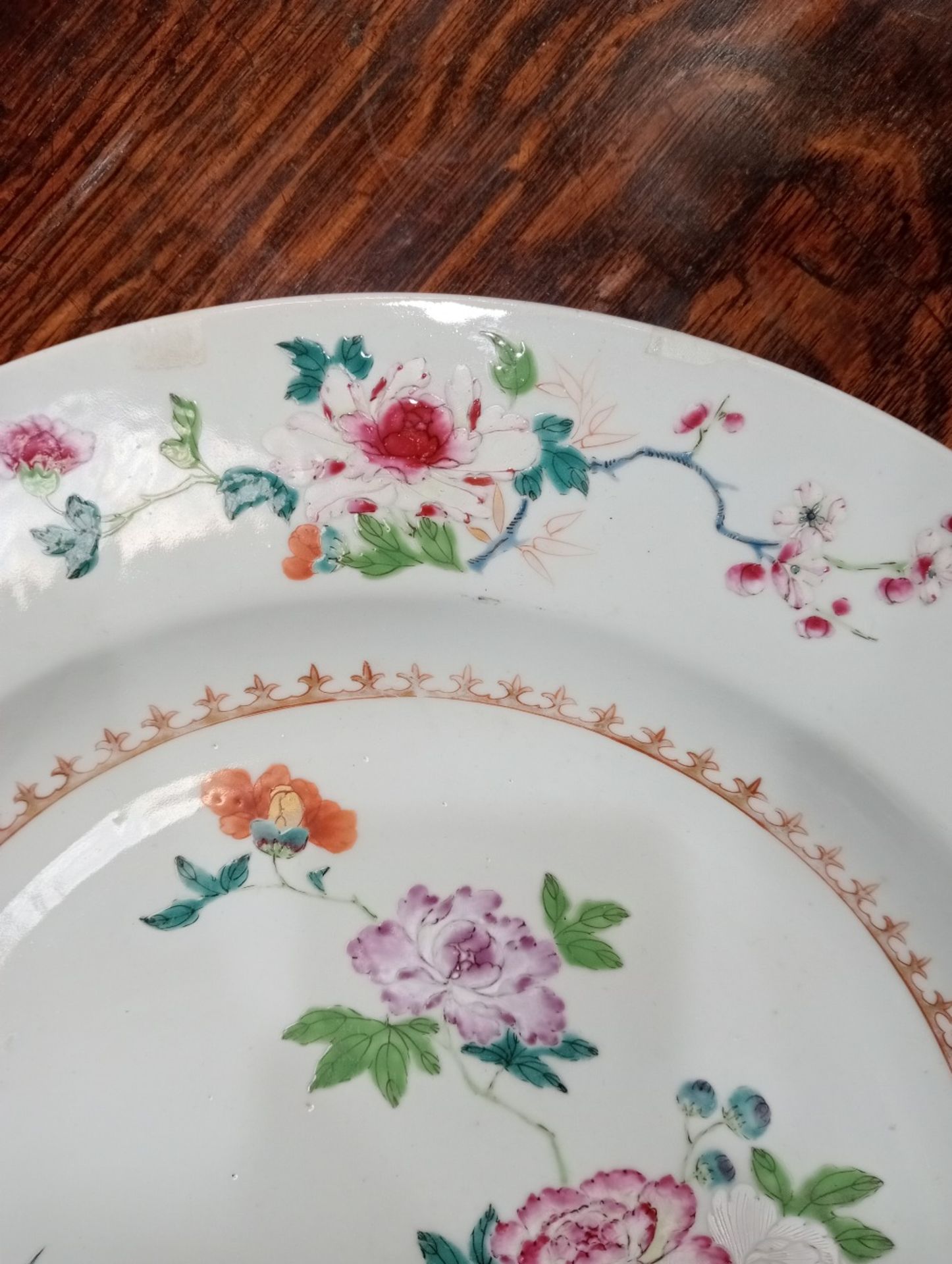 A PAIR OF 18TH CENTURY CHINESE FAMILLE ROSE CHARGERS - Bild 3 aus 18