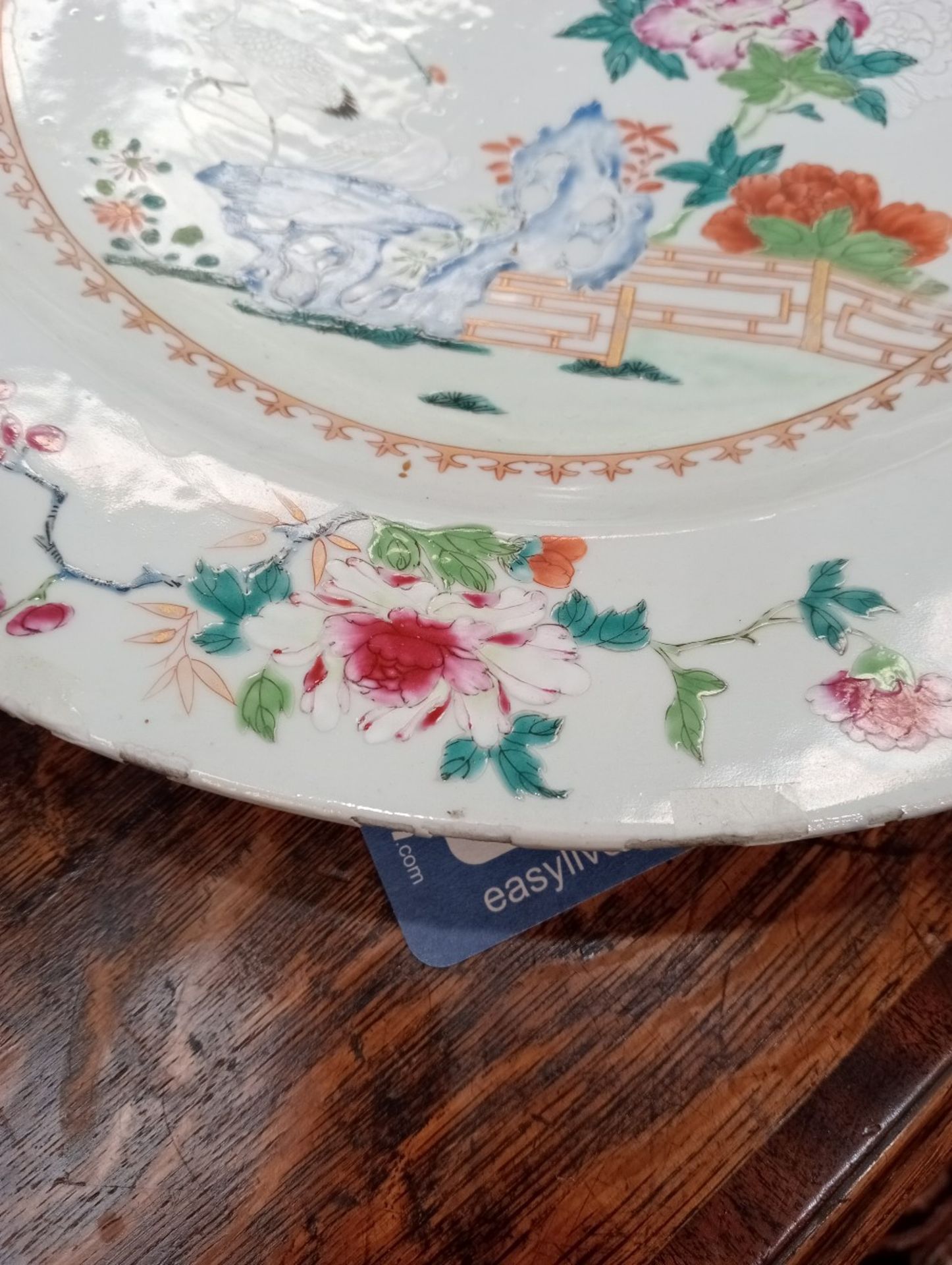 A PAIR OF 18TH CENTURY CHINESE FAMILLE ROSE CHARGERS - Bild 7 aus 18