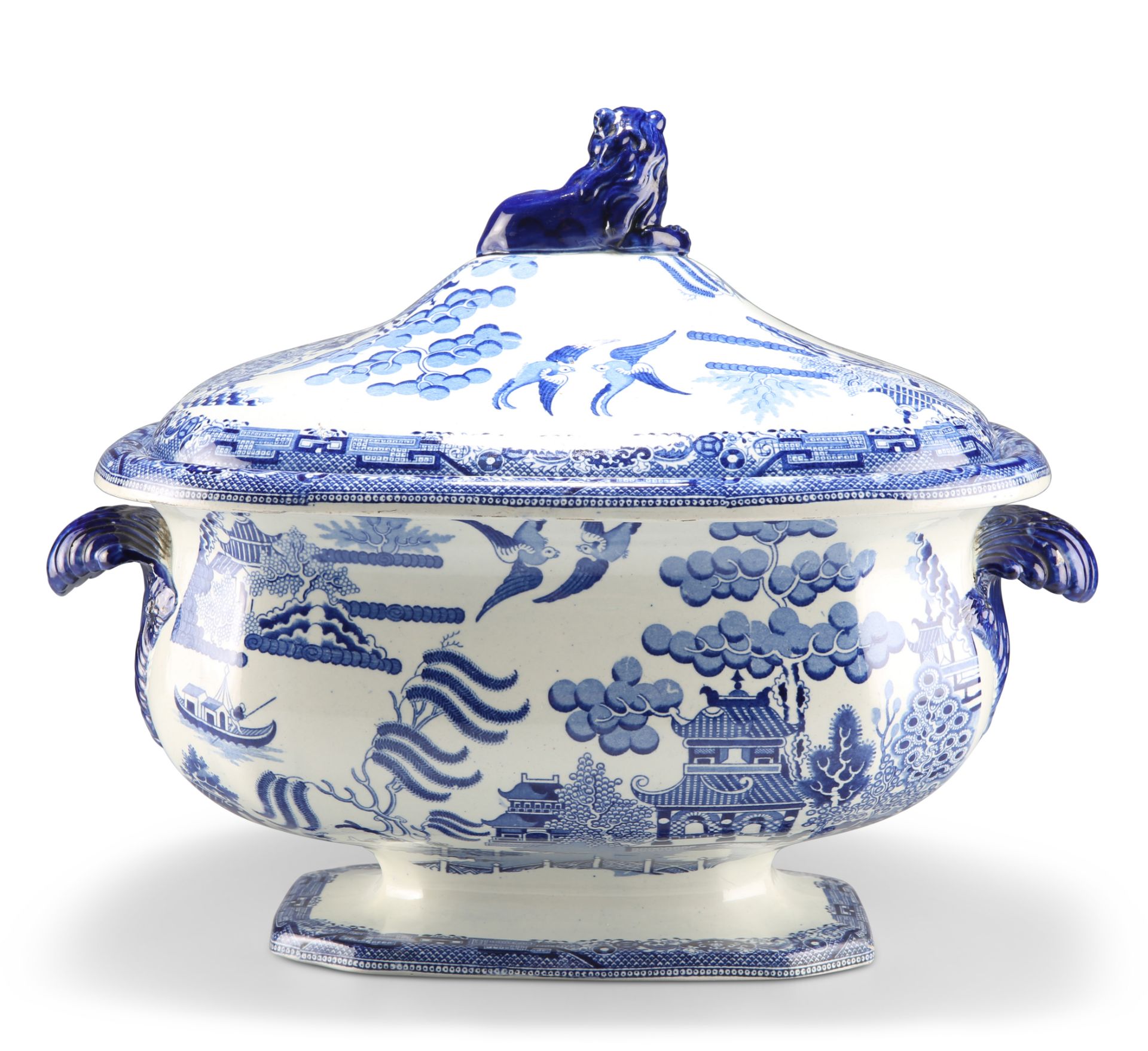AN EARLY 19TH CENTURY NEWCASTLE WILLOW PATTERN TUREEN - Image 2 of 6