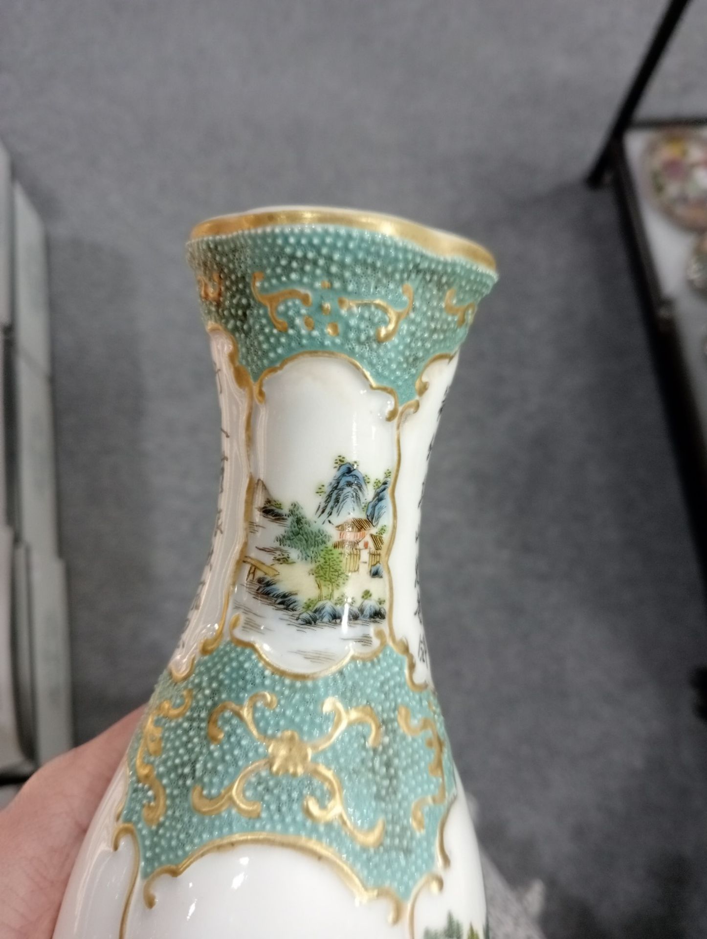 A CHINESE FAMILLE ROSE VASE - Image 6 of 13