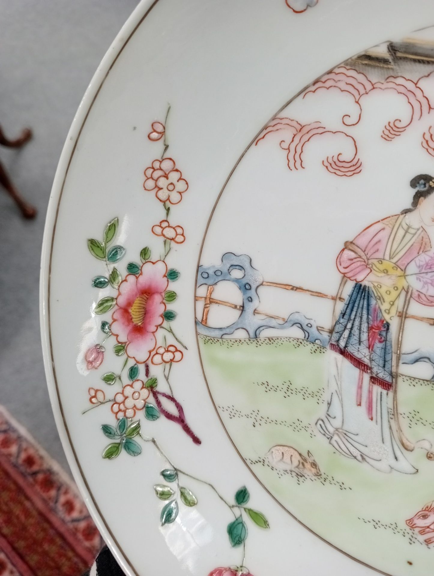 A CHINESE YONGZHENG-STYLE FAMILLE ROSE DISH - Image 7 of 9