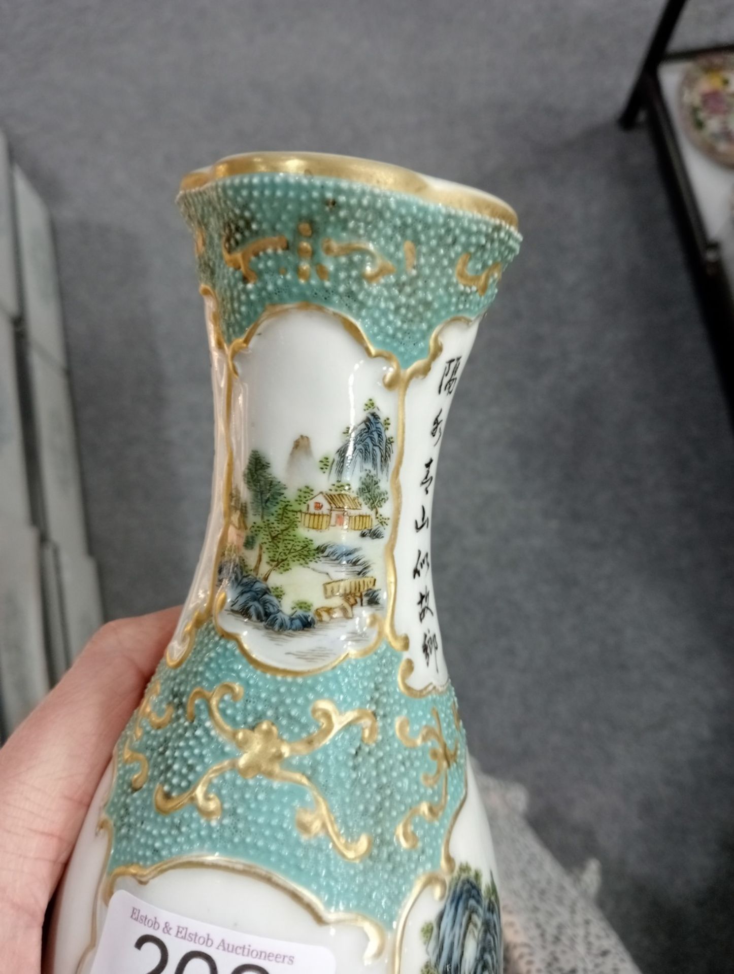 A CHINESE FAMILLE ROSE VASE - Image 8 of 13