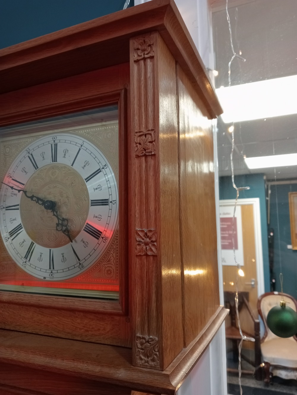 ROBERT THOMPSON OF KILBURN, A MOUSEMAN OAK LONGCASE CLOCK - Bild 2 aus 9