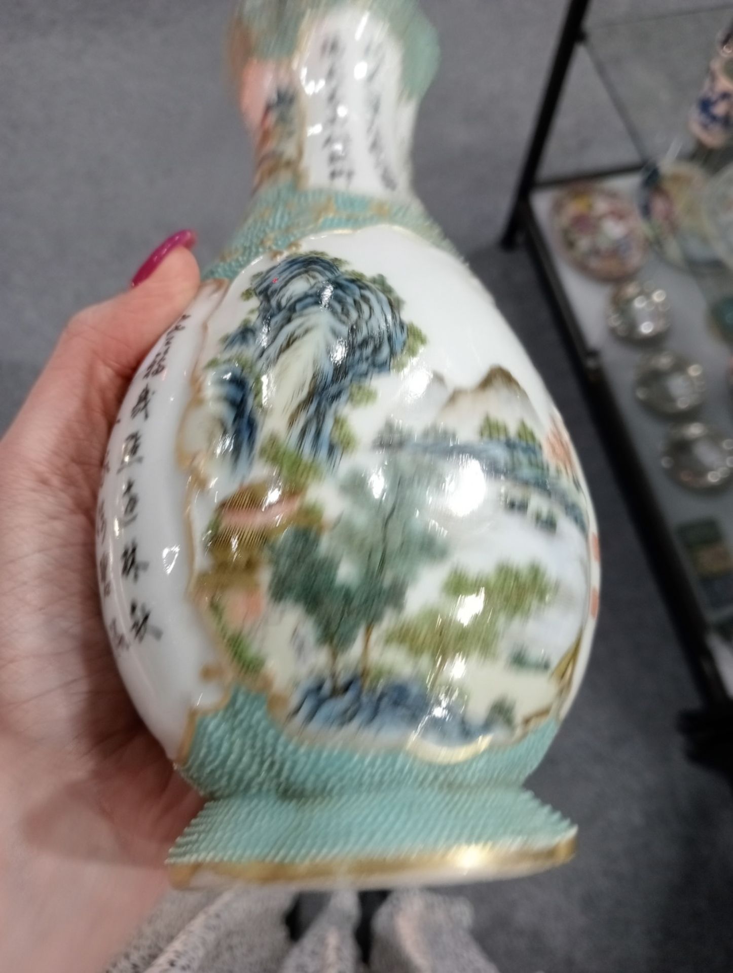 A CHINESE FAMILLE ROSE VASE - Image 9 of 13