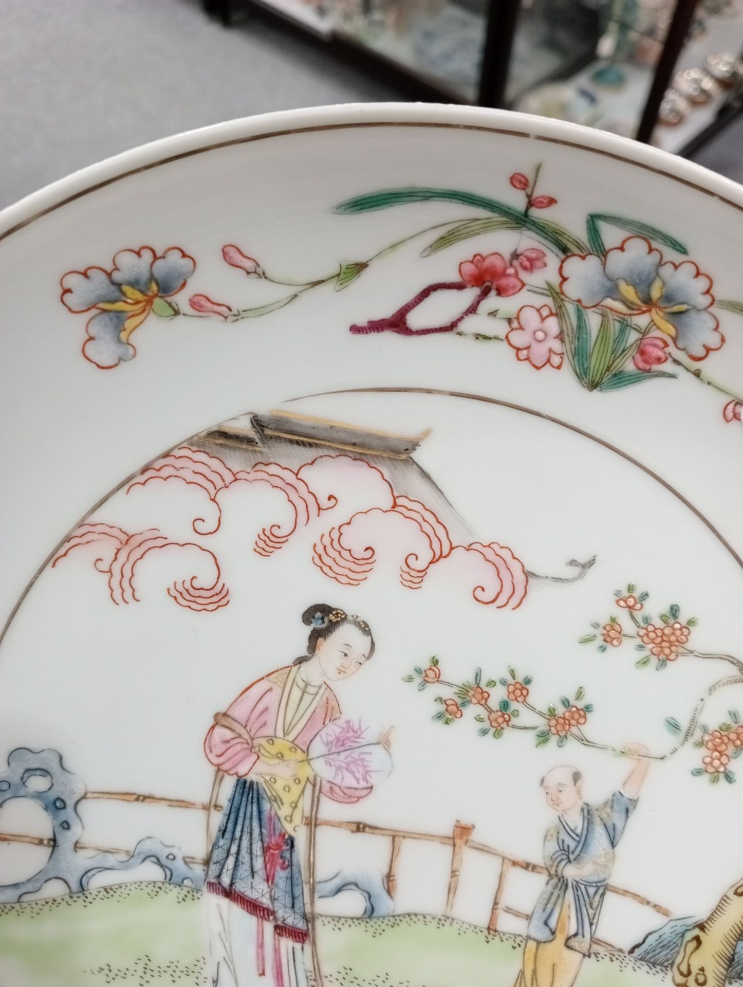 A CHINESE YONGZHENG-STYLE FAMILLE ROSE DISH - Image 6 of 9