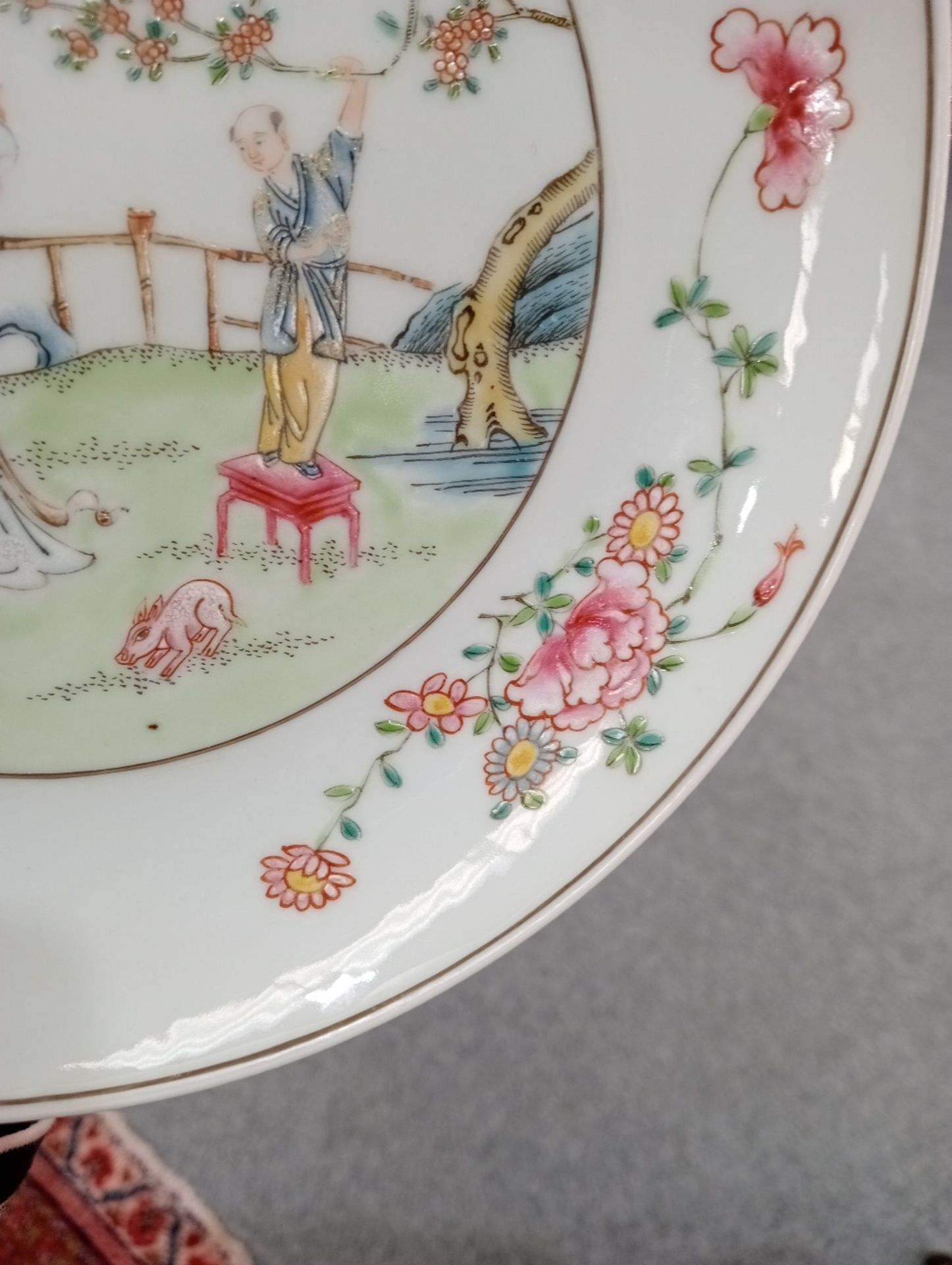 A CHINESE YONGZHENG-STYLE FAMILLE ROSE DISH - Image 8 of 9
