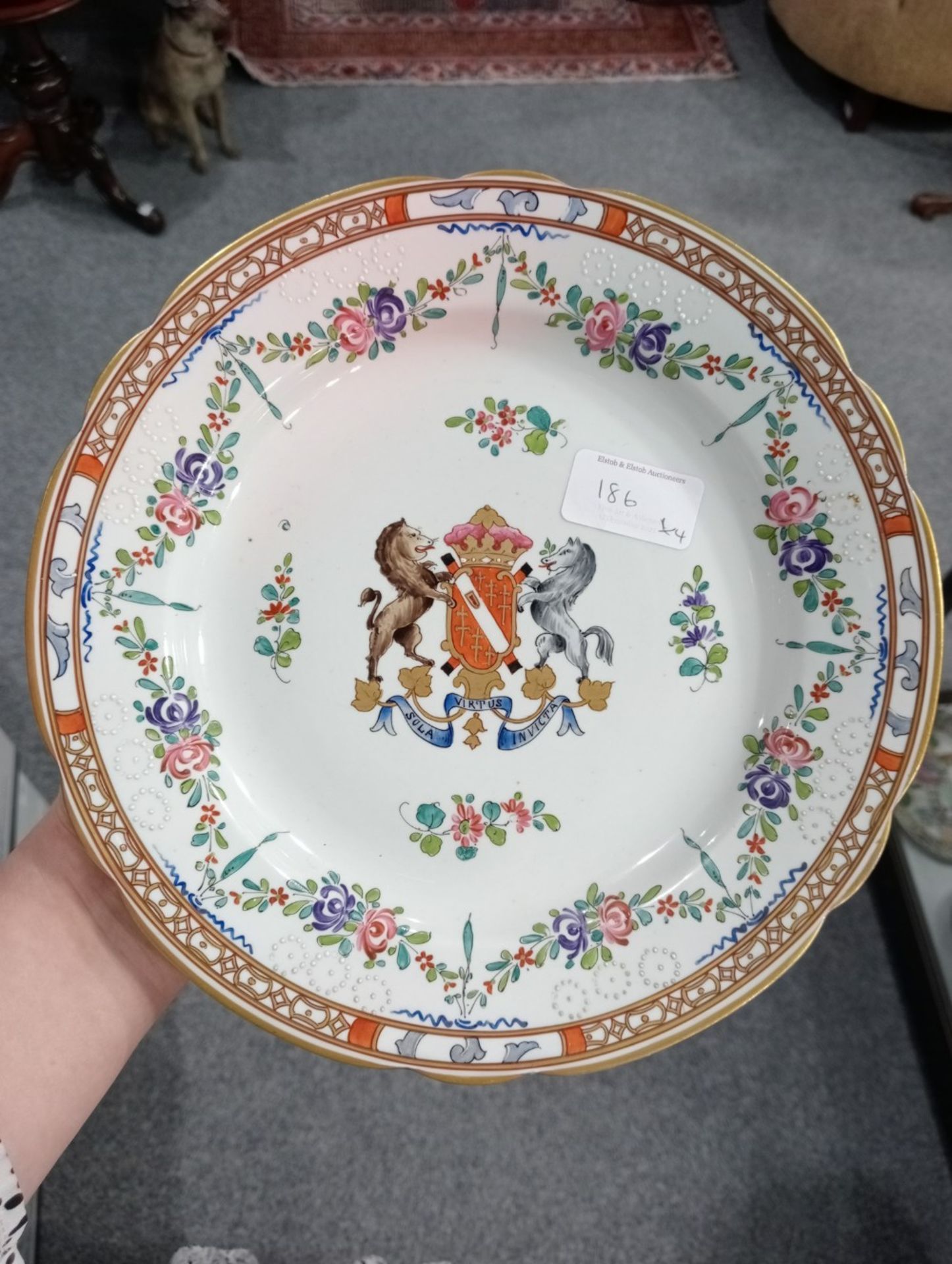 TWO PAIRS OF CHINESE ARMORIAL PLATES - Bild 5 aus 8