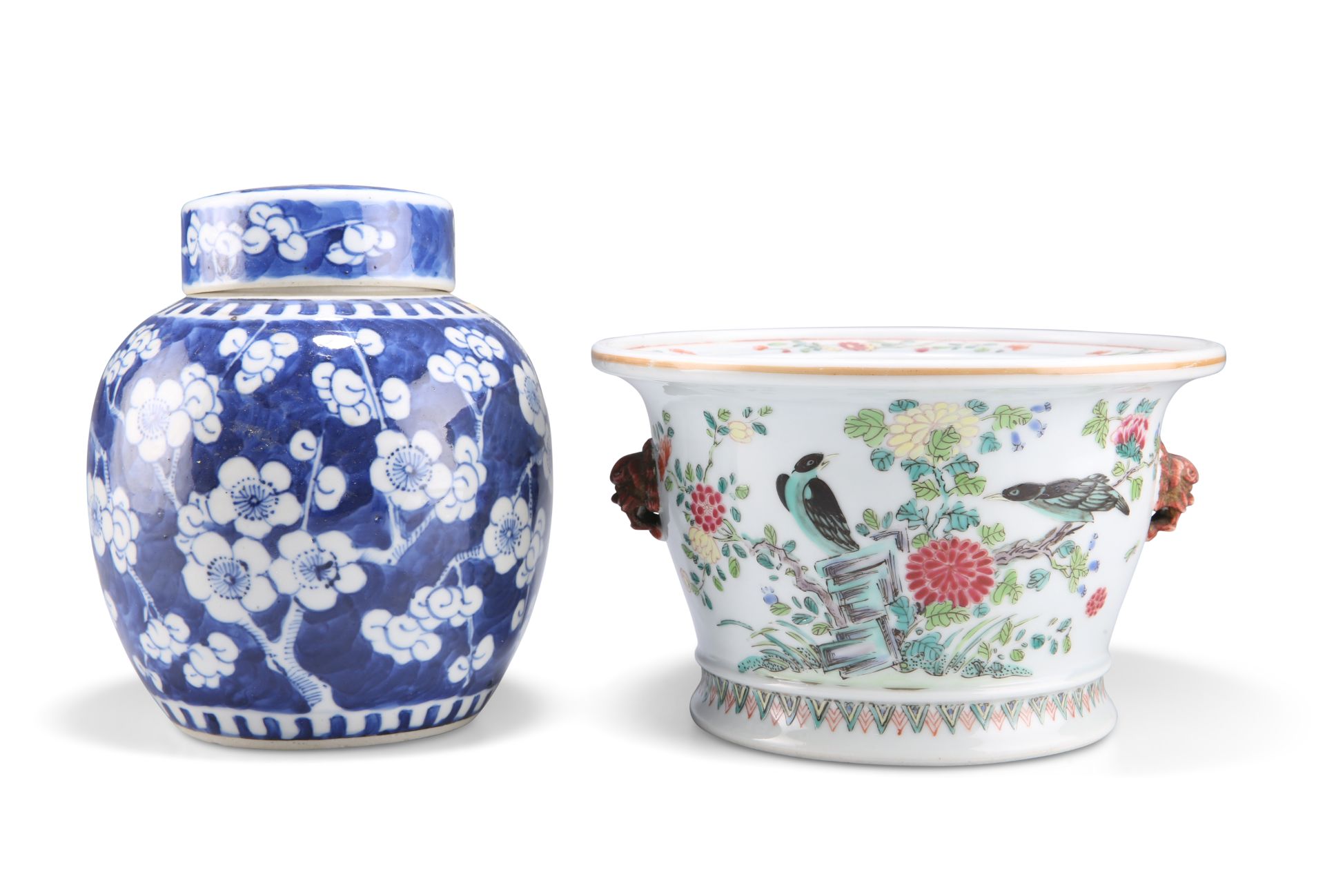 A 19TH CENTURY CHINESE BLUE AND WHITE GINGER JAR AND COVER