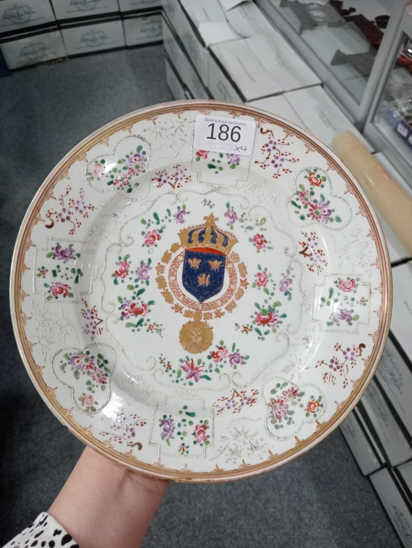 TWO PAIRS OF CHINESE ARMORIAL PLATES - Bild 2 aus 8