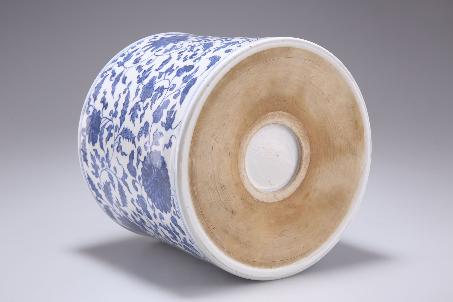 A CHINESE BLUE AND WHITE BRUSHPOT - Bild 2 aus 2