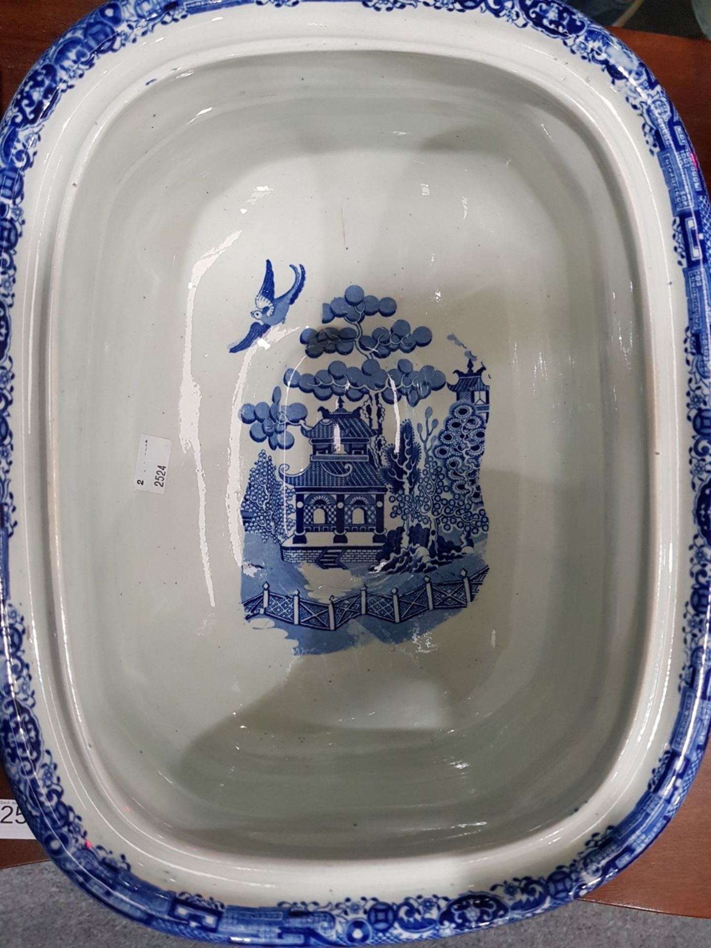 AN EARLY 19TH CENTURY NEWCASTLE WILLOW PATTERN TUREEN - Image 5 of 6