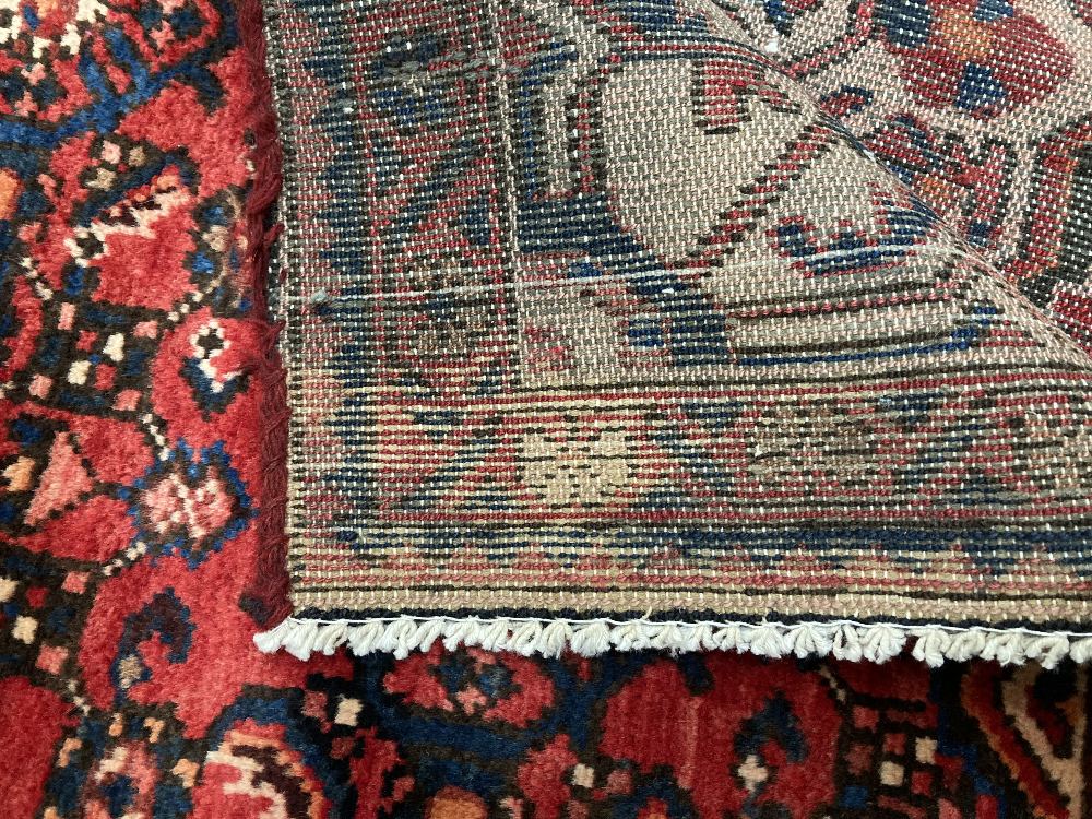 A PERSIAN HOSSEINABAD RUG - Image 2 of 5