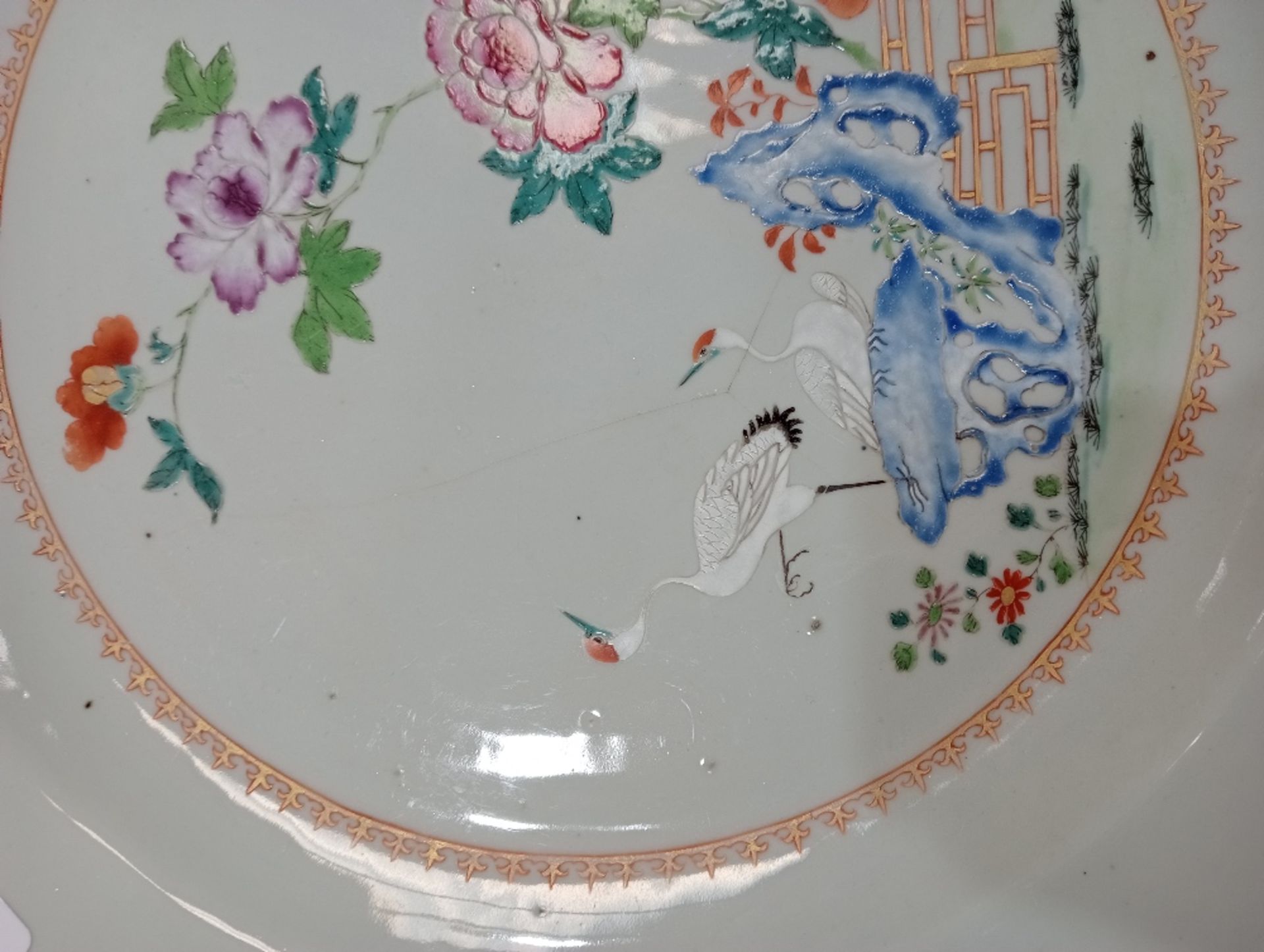 A PAIR OF 18TH CENTURY CHINESE FAMILLE ROSE CHARGERS - Bild 12 aus 18