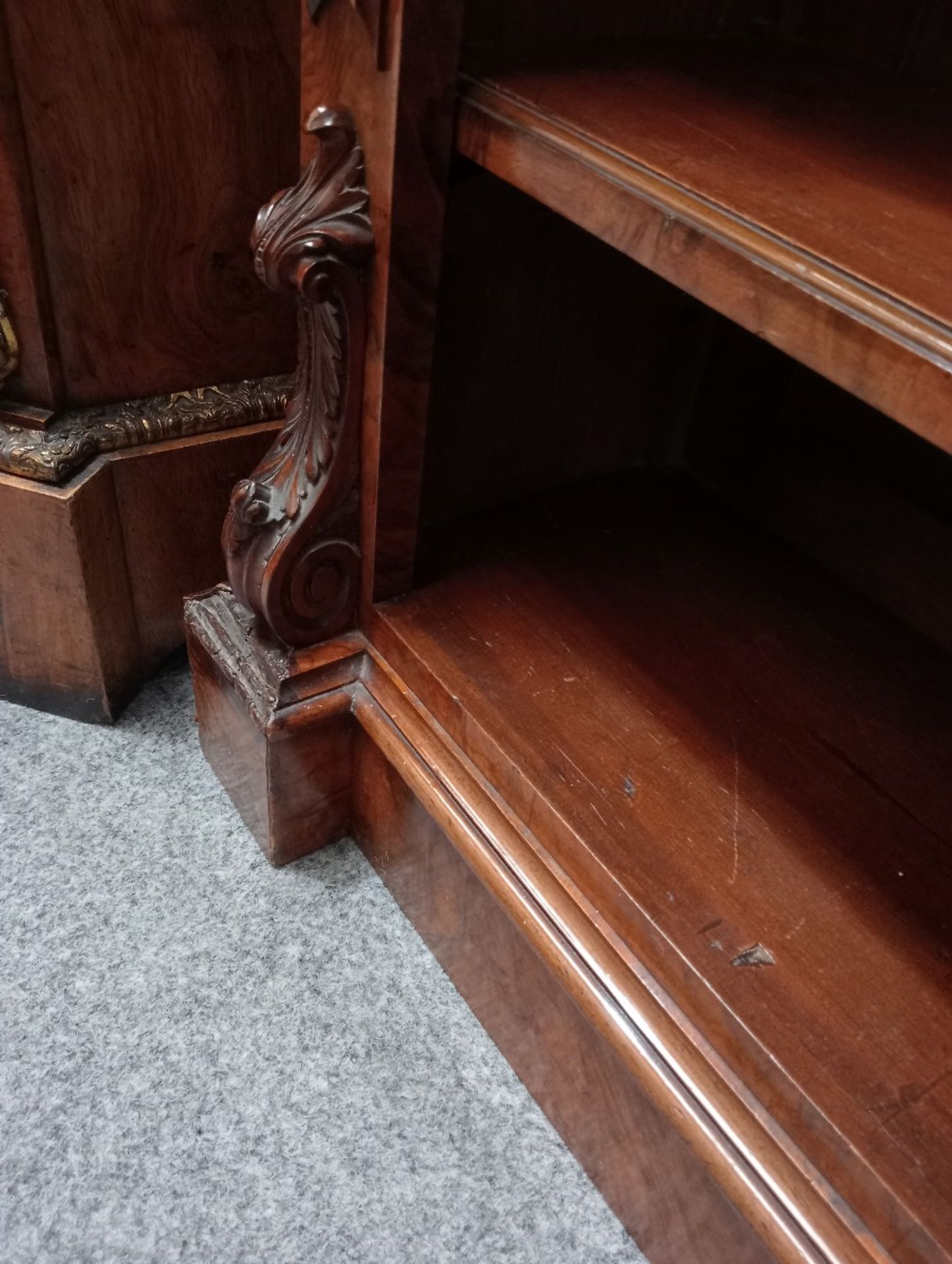 A VICTORIAN BURR WALNUT OPEN BOOKCASE - Bild 5 aus 6