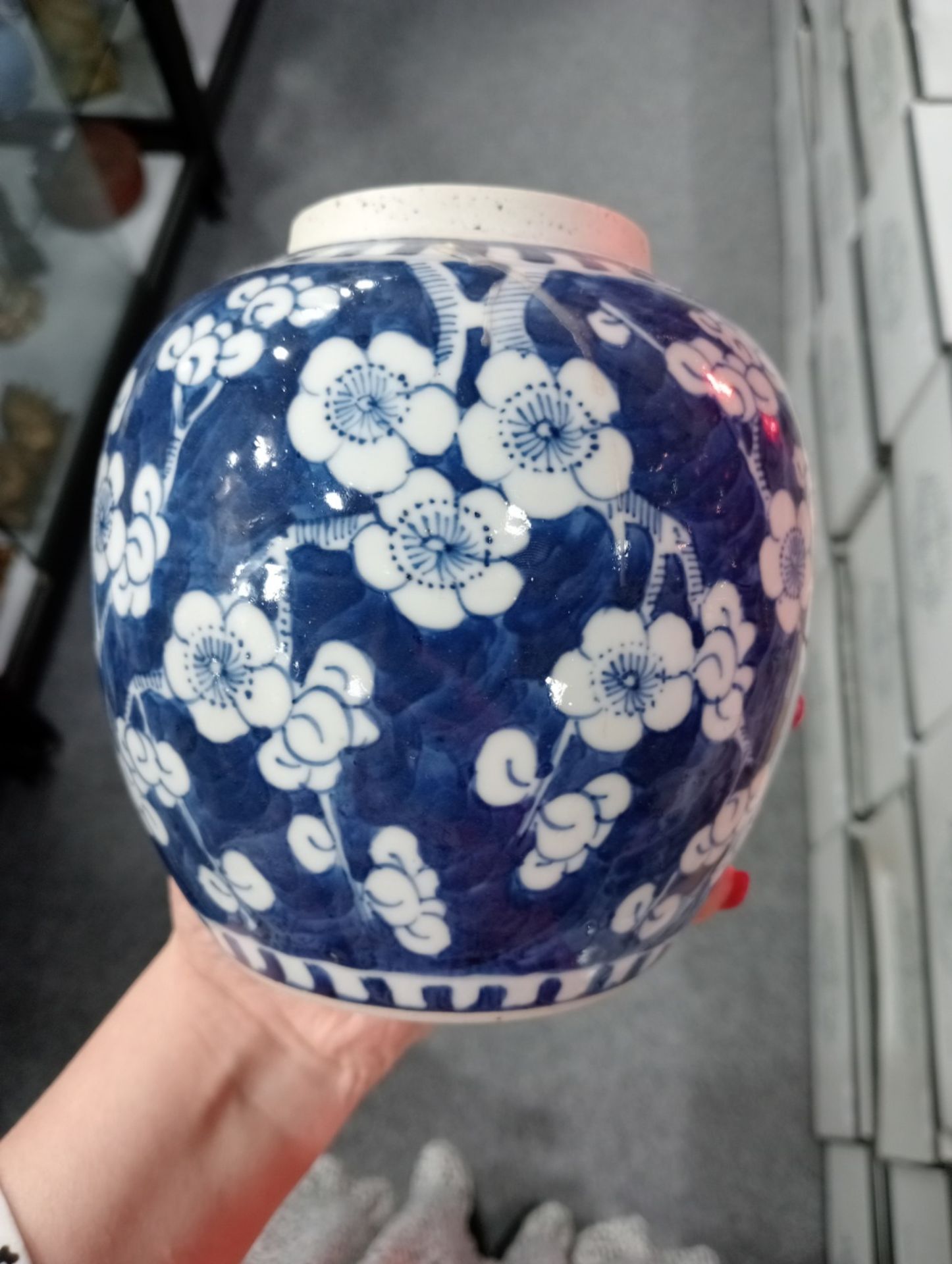 A 19TH CENTURY CHINESE BLUE AND WHITE GINGER JAR AND COVER - Image 4 of 13