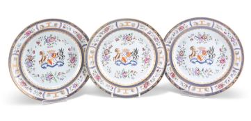 A SET OF THREE SAMSON ARMORIAL PLATES, LATE 19TH CENTURY