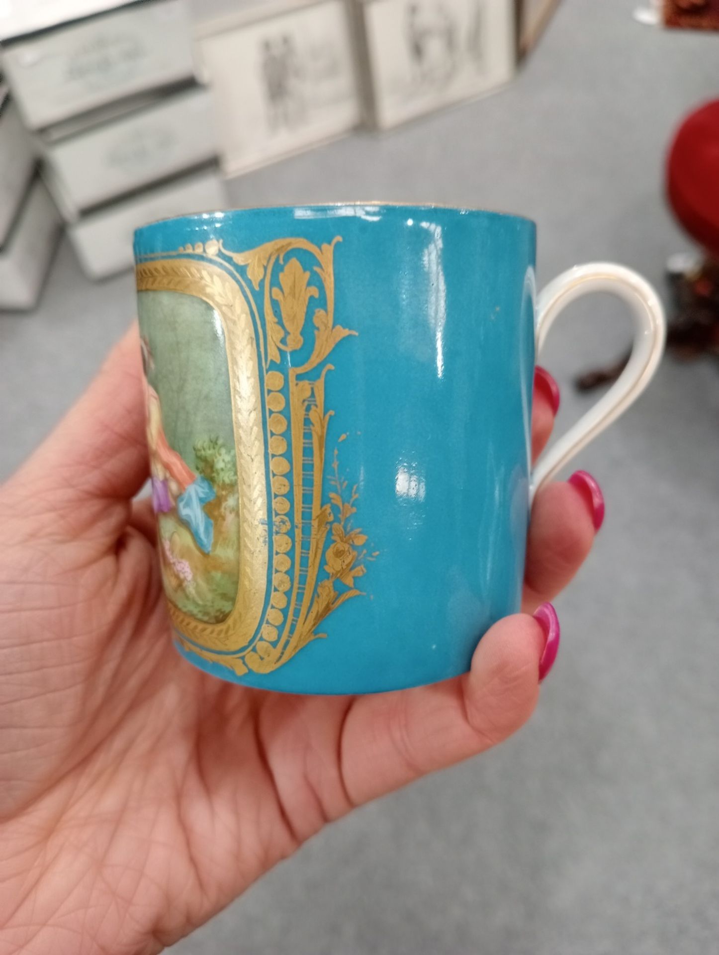 A 19TH CENTURY SÈVRES-STYLE CABINET CUP AND SAUCER - Bild 13 aus 23