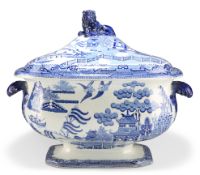 AN EARLY 19TH CENTURY NEWCASTLE WILLOW PATTERN TUREEN