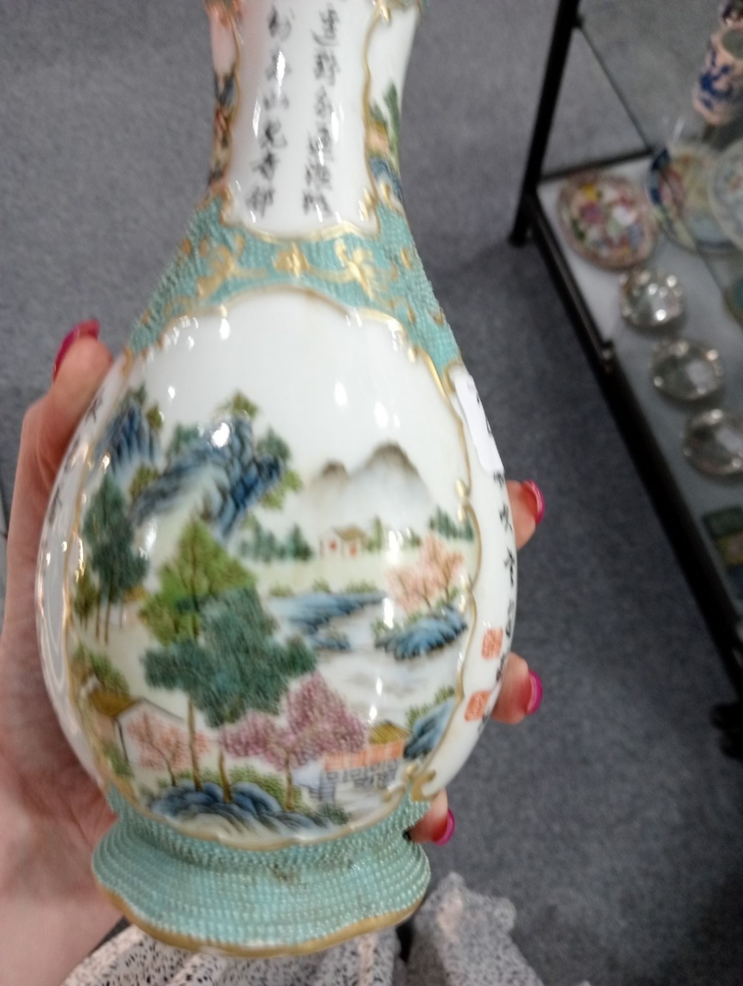 A CHINESE FAMILLE ROSE VASE - Image 12 of 13