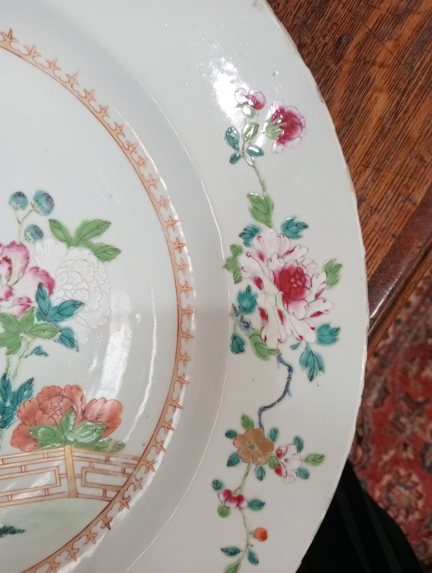 A PAIR OF 18TH CENTURY CHINESE FAMILLE ROSE CHARGERS - Bild 5 aus 18