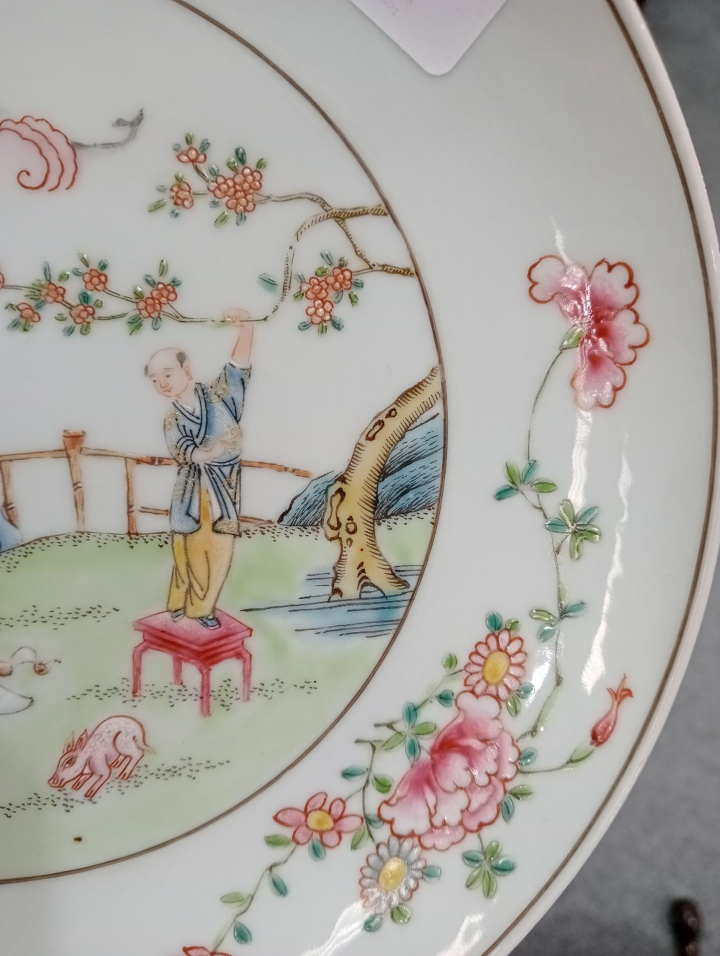 A CHINESE YONGZHENG-STYLE FAMILLE ROSE DISH - Image 5 of 9