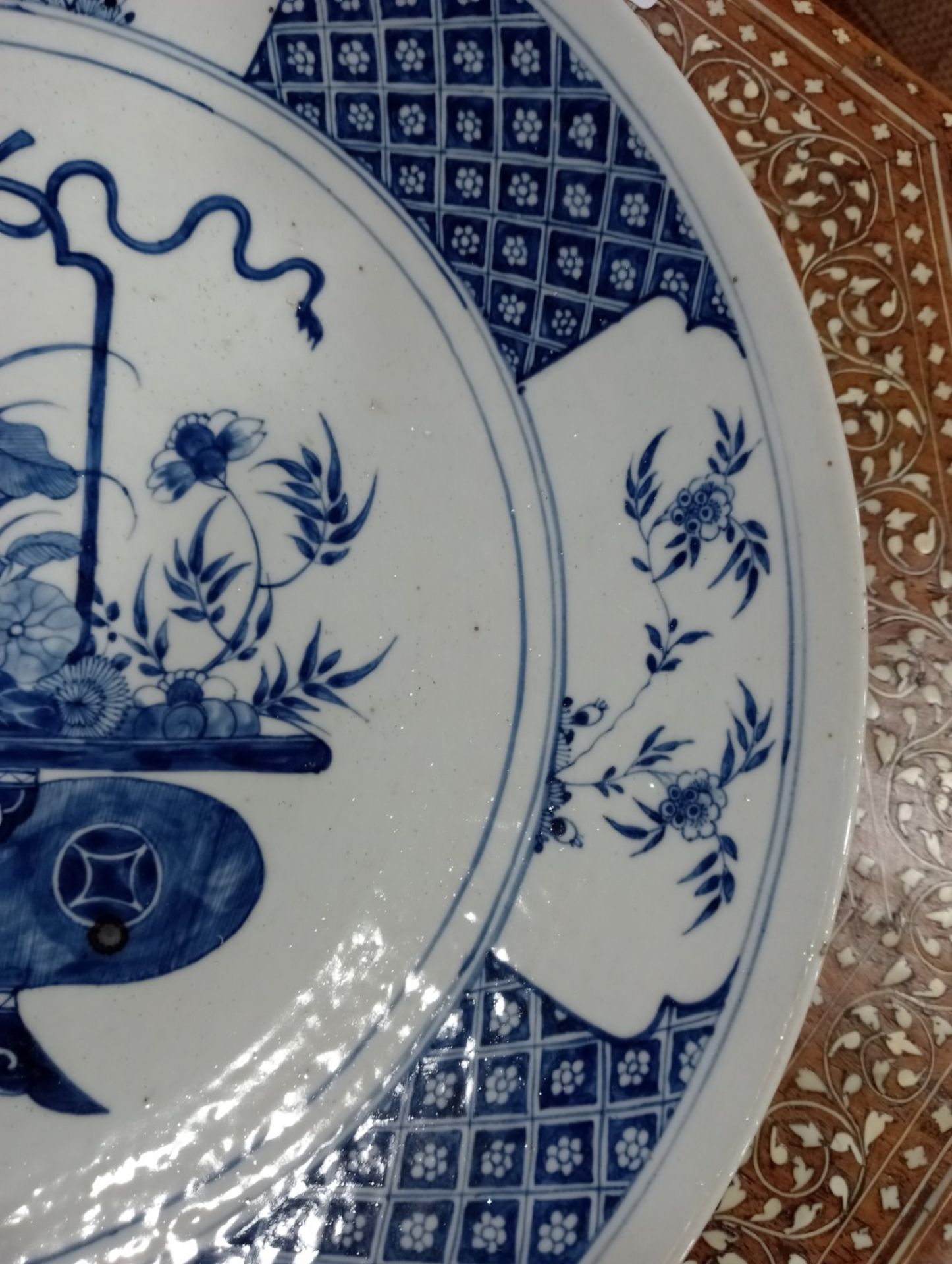 A 19TH CENTURY CHINESE BLUE AND WHITE CHARGER - Bild 4 aus 8
