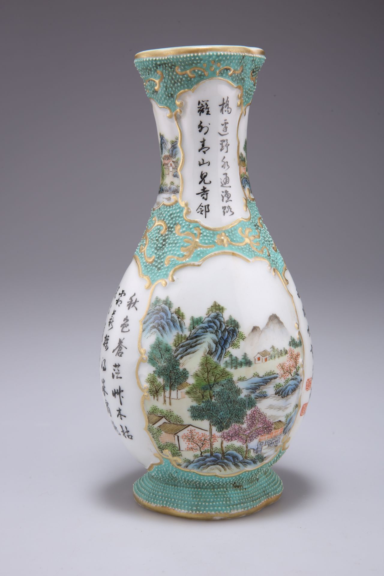 A CHINESE FAMILLE ROSE VASE - Image 2 of 13