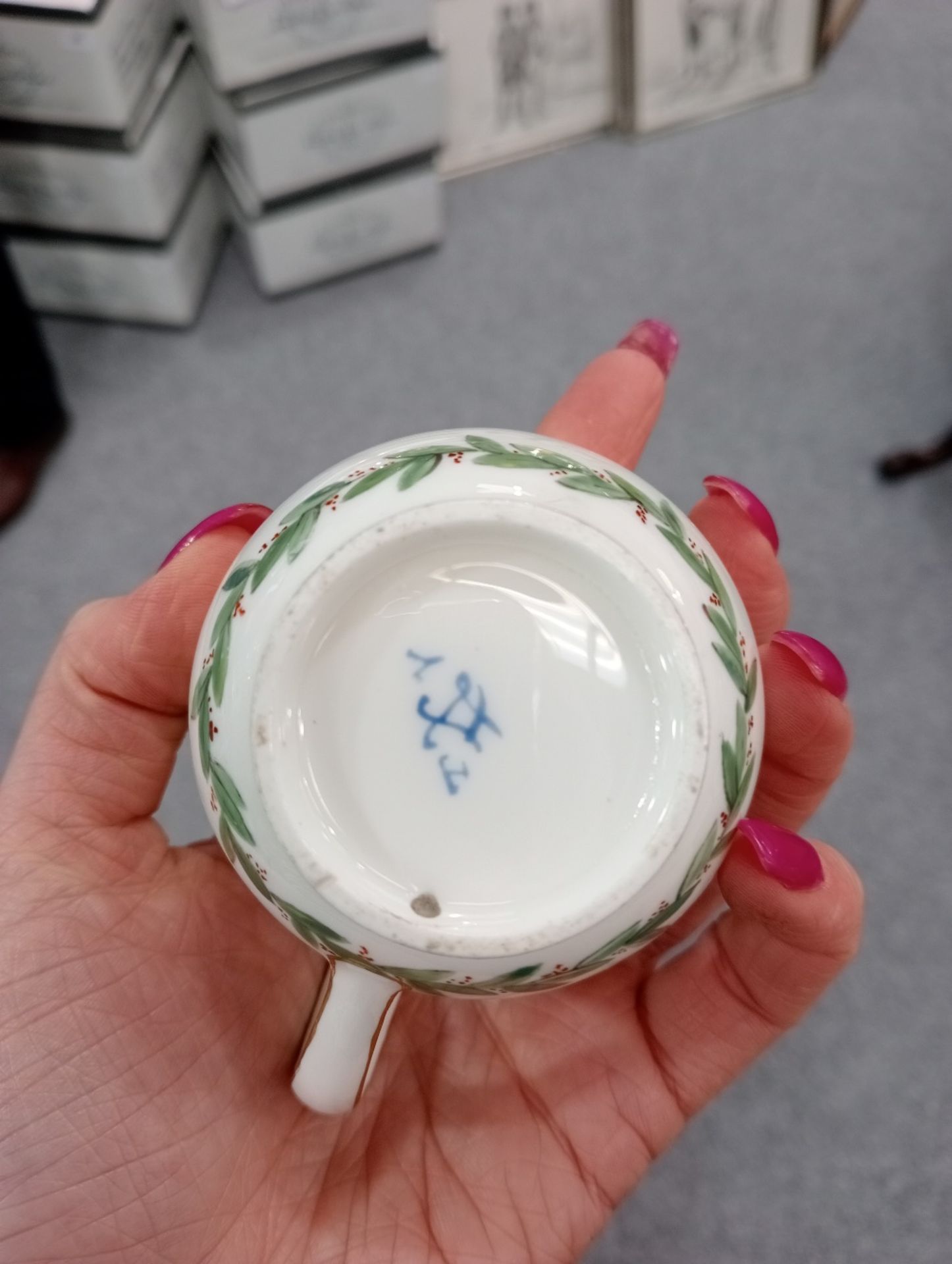 A 19TH CENTURY SÈVRES-STYLE CABINET CUP AND SAUCER - Bild 10 aus 23