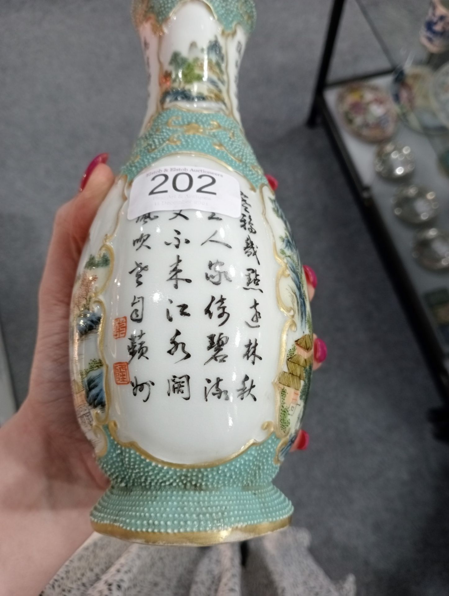 A CHINESE FAMILLE ROSE VASE - Image 13 of 13