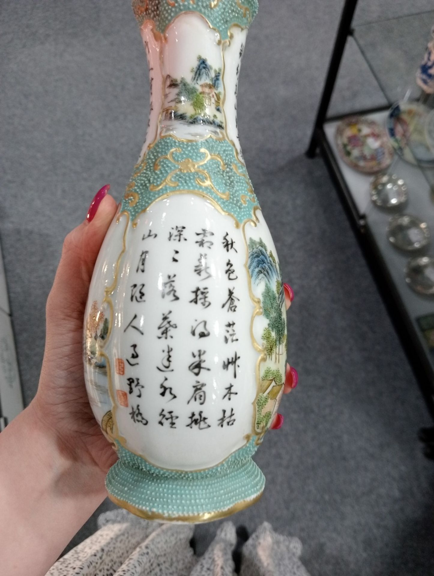 A CHINESE FAMILLE ROSE VASE - Image 11 of 13