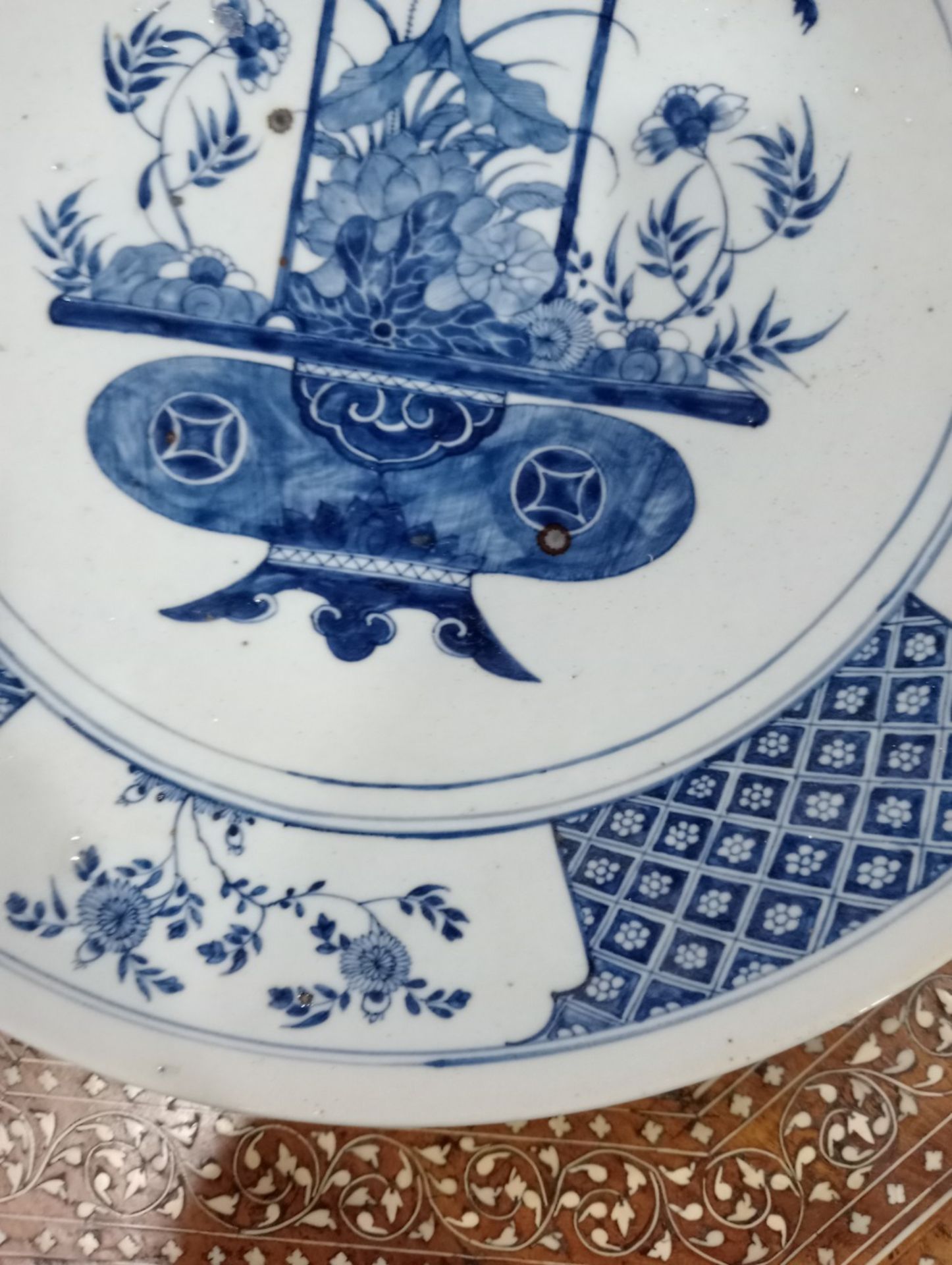 A 19TH CENTURY CHINESE BLUE AND WHITE CHARGER - Bild 5 aus 8