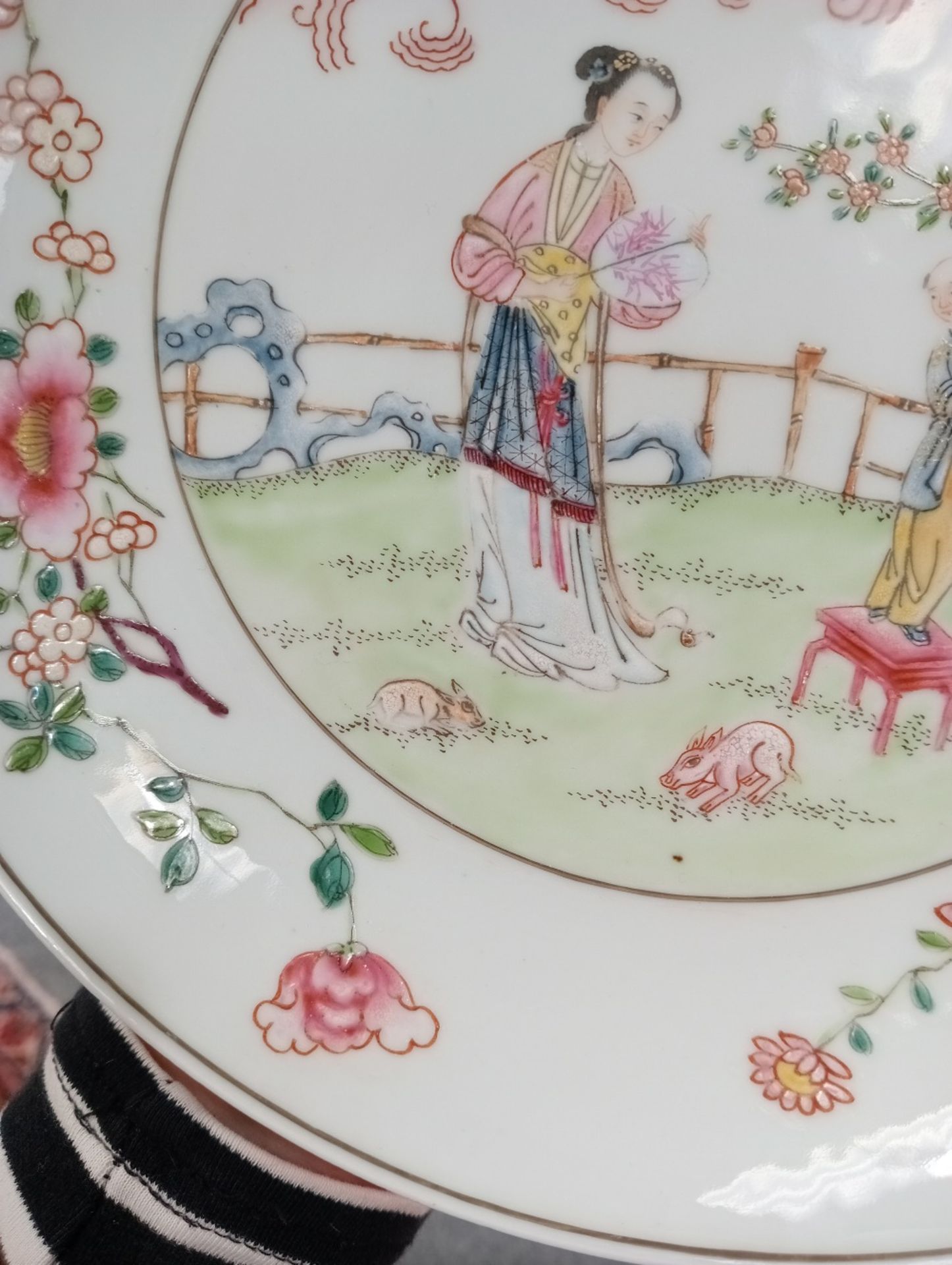 A CHINESE YONGZHENG-STYLE FAMILLE ROSE DISH - Image 9 of 9