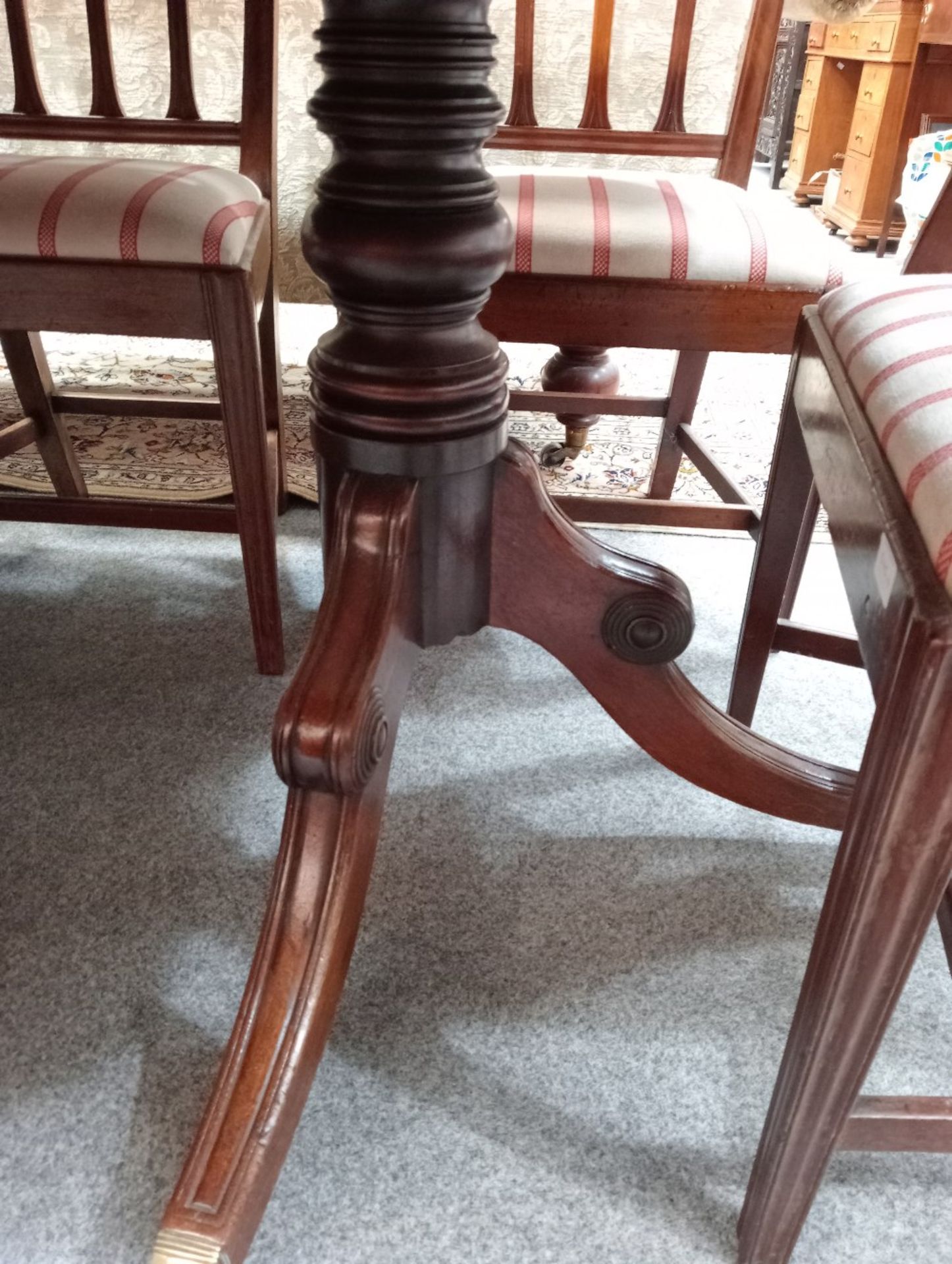 A REGENCY MAHOGANY TWIN-PEDESTAL DINING TABLE - Bild 5 aus 6