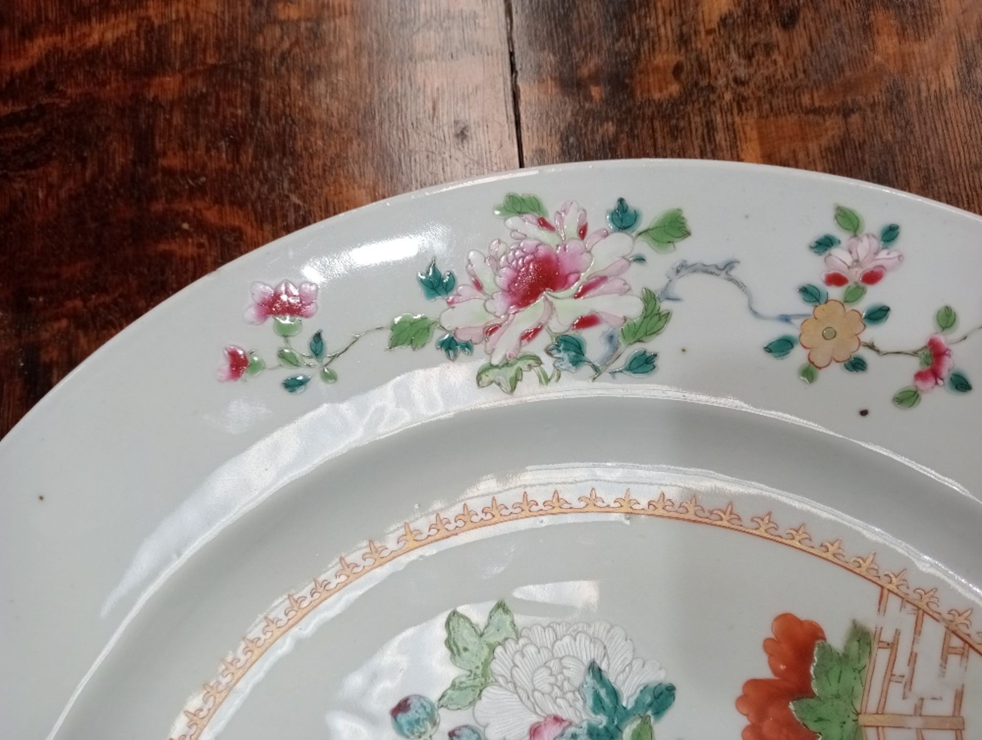 A PAIR OF 18TH CENTURY CHINESE FAMILLE ROSE CHARGERS - Bild 14 aus 18