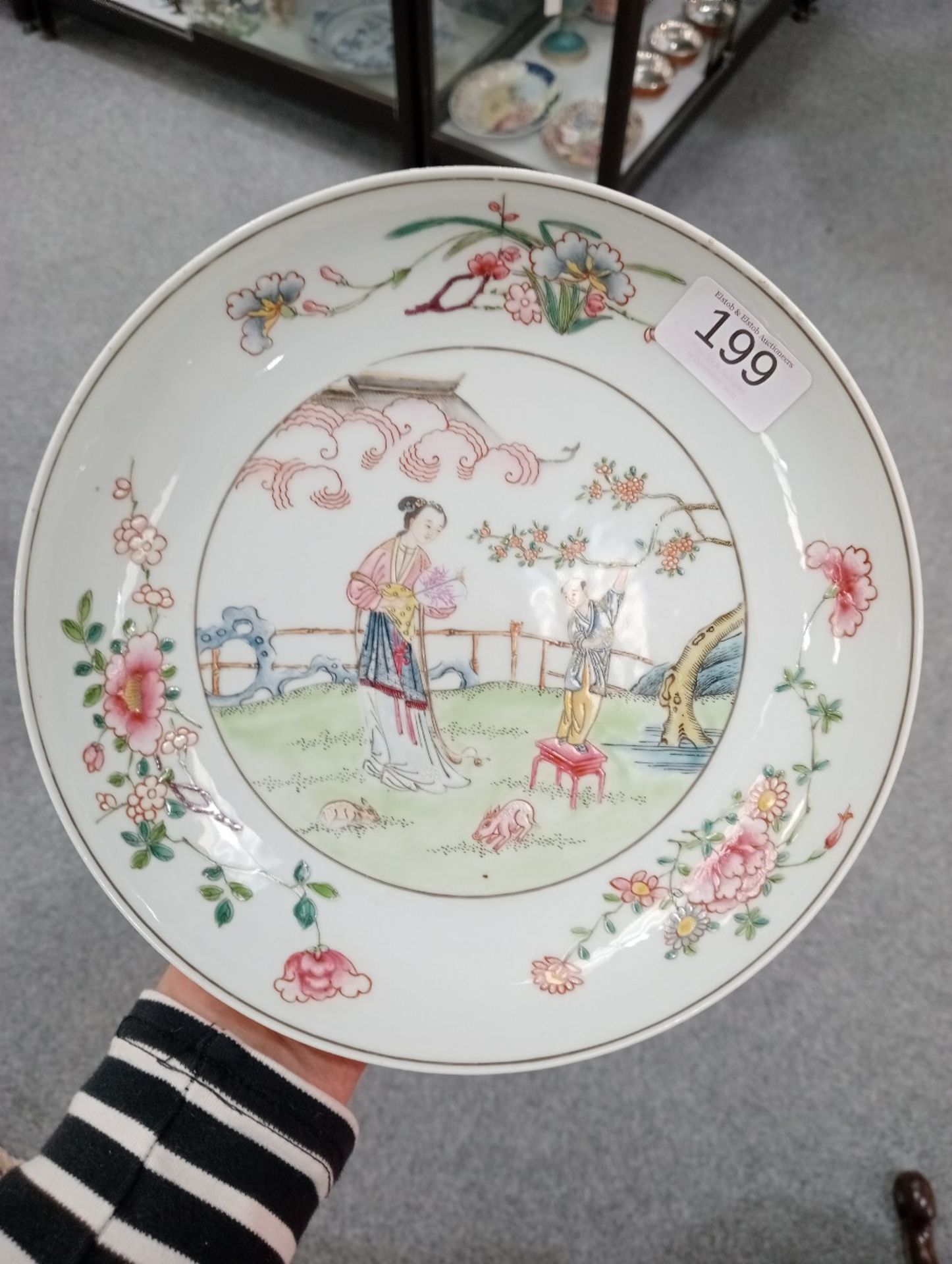 A CHINESE YONGZHENG-STYLE FAMILLE ROSE DISH - Image 3 of 9