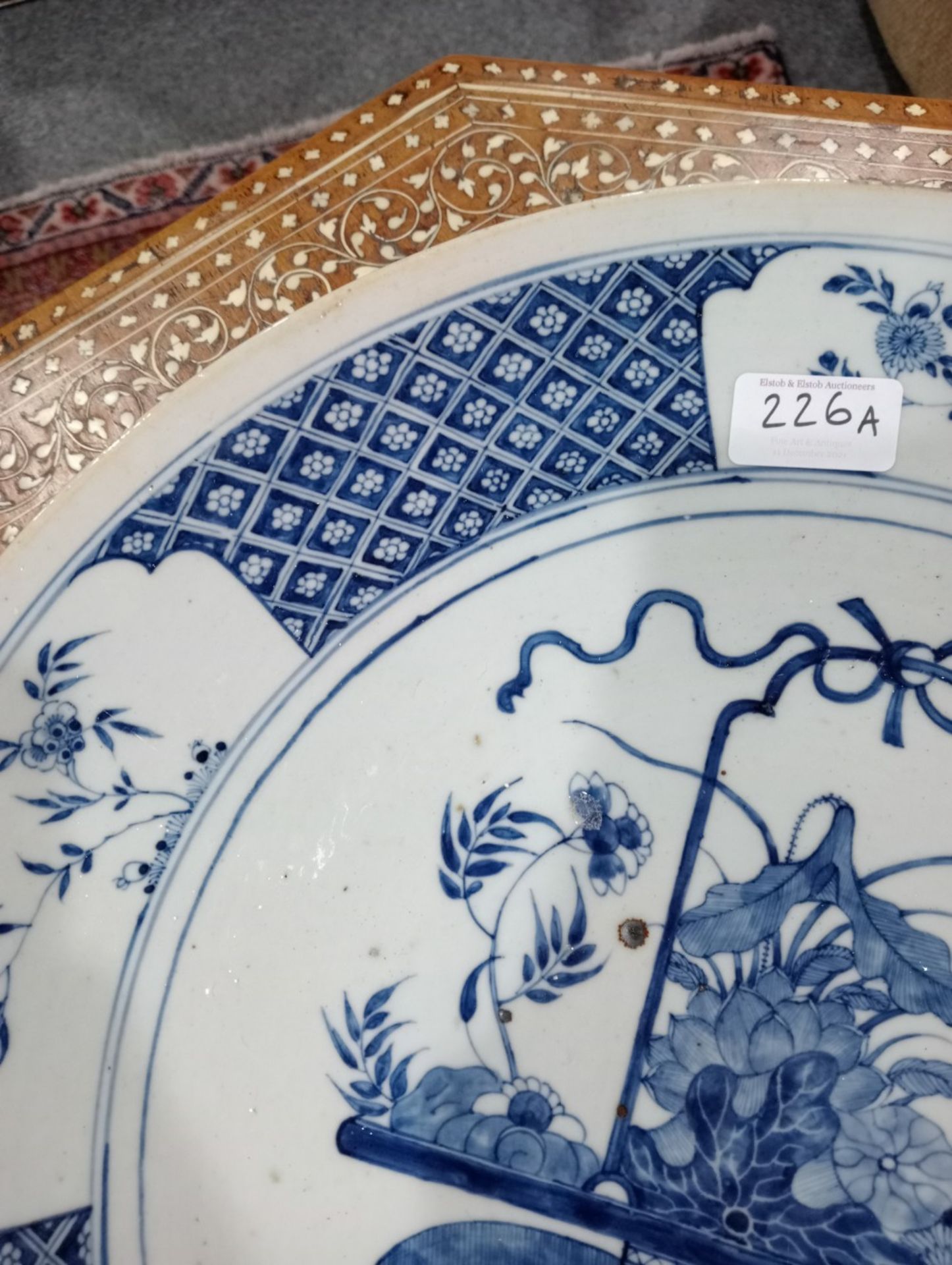 A 19TH CENTURY CHINESE BLUE AND WHITE CHARGER - Bild 3 aus 8