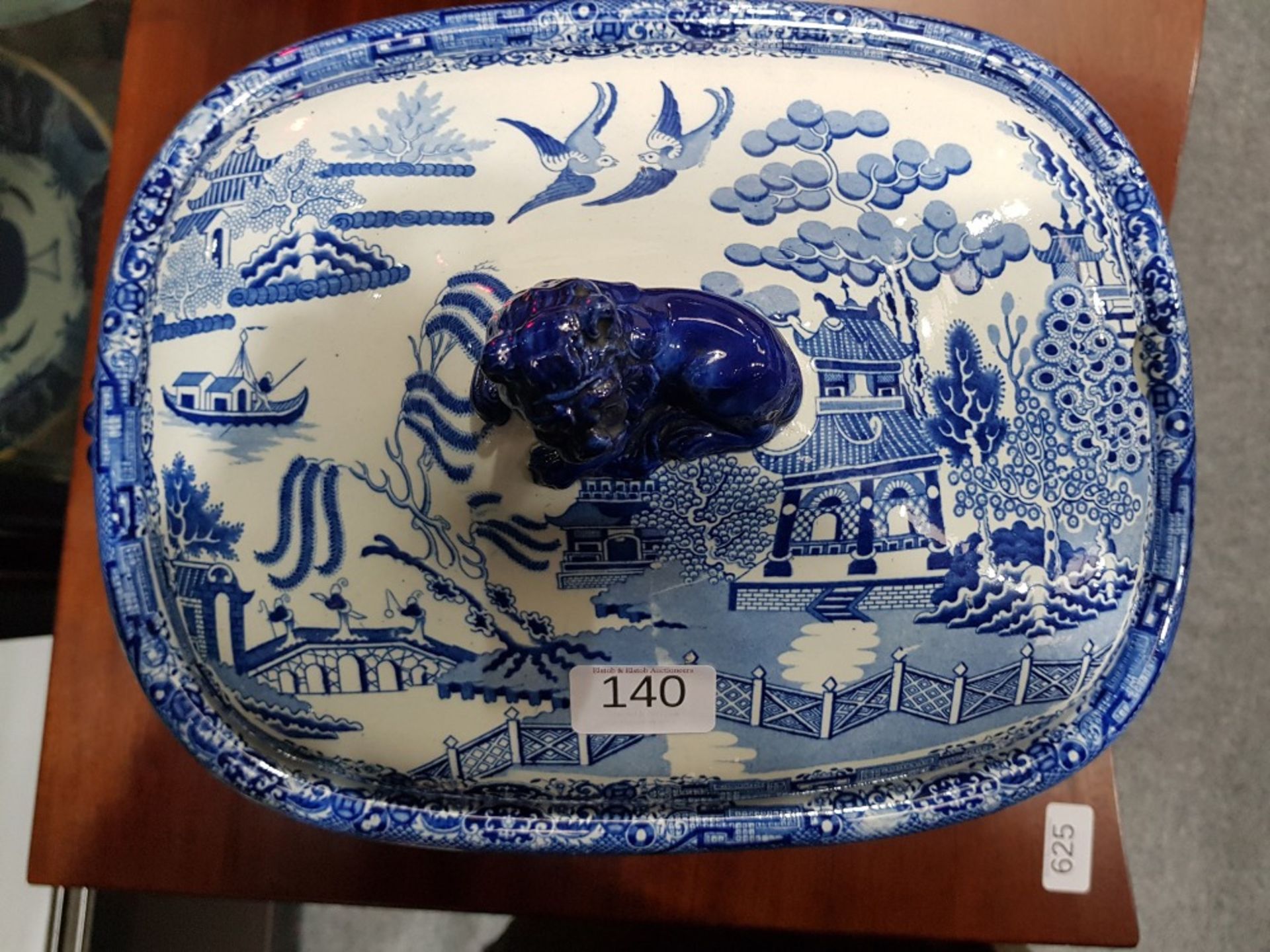AN EARLY 19TH CENTURY NEWCASTLE WILLOW PATTERN TUREEN - Image 4 of 6