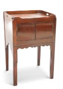 A GEORGE III MAHOGANY TRAY-TOP COMMODE