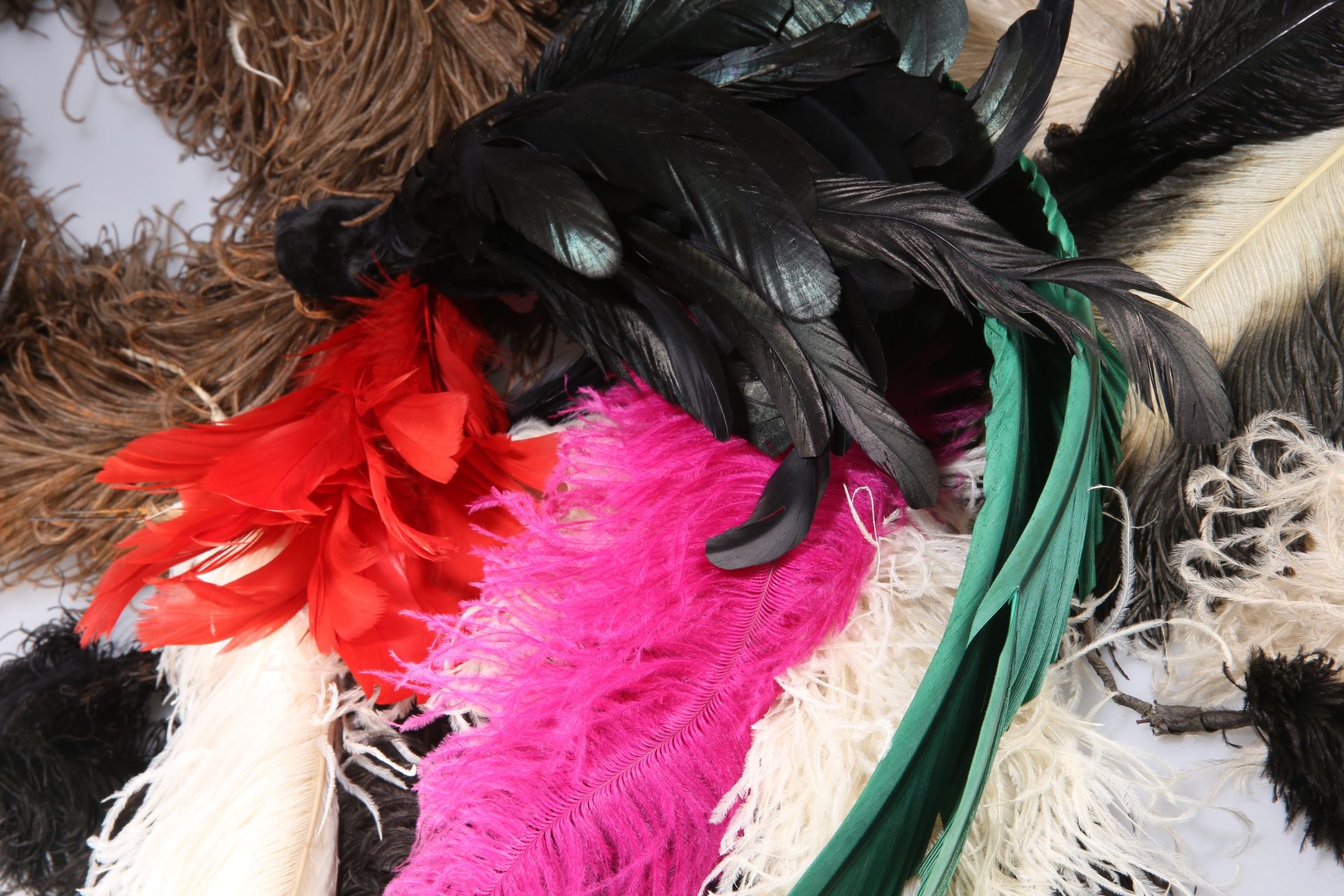 A box of assorted coloured and natural ostrich and other millinery feathers - Bild 2 aus 2