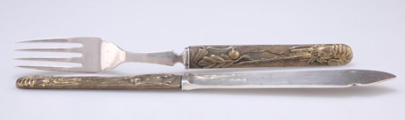 A GEORGE V SILVER-MOUNTED JAPANESE GILT-BRONZE HANDLED FISH KNIFE AND FORK