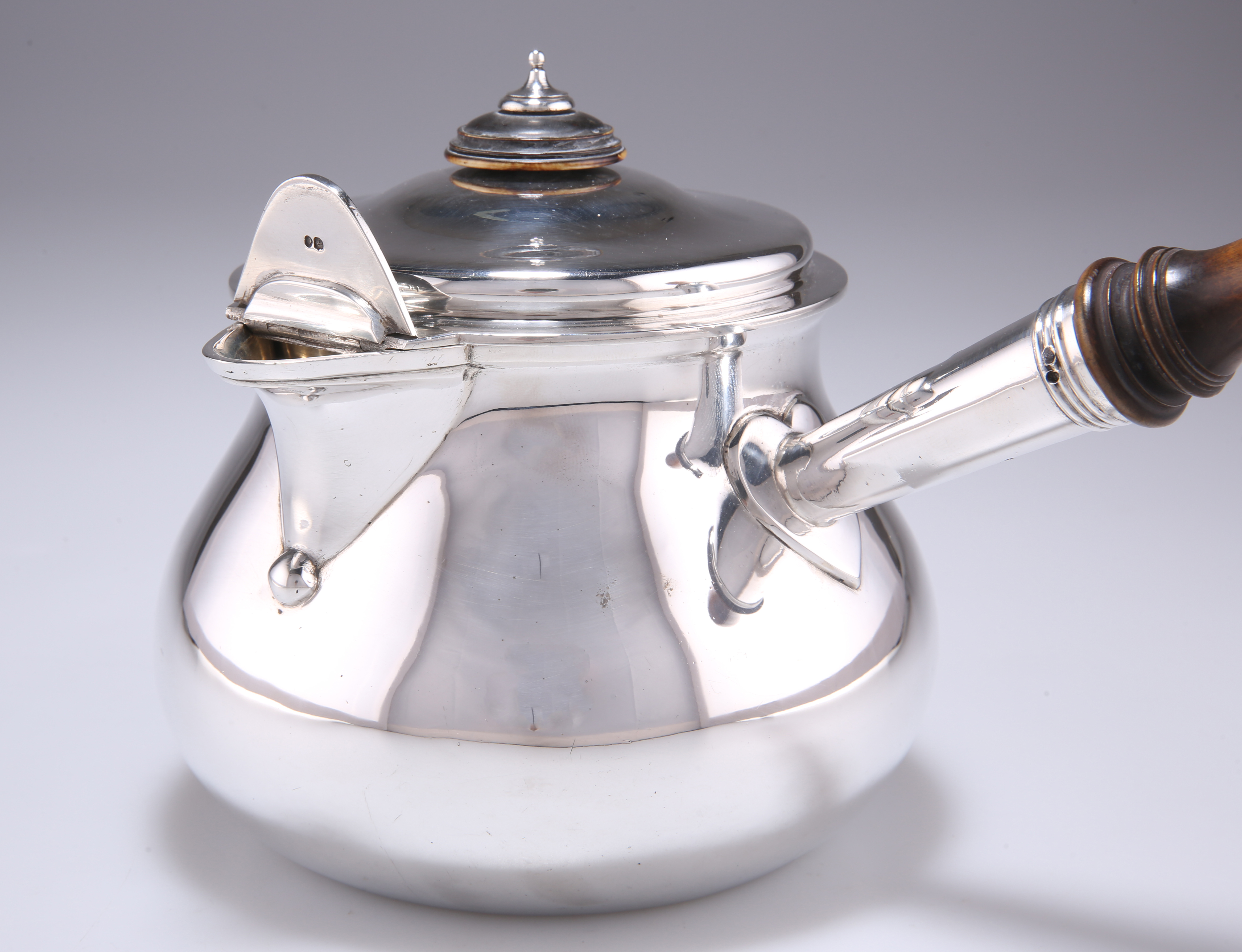 AN EARLY VICTORIAN SILVER BRANDY PAN - Image 4 of 5