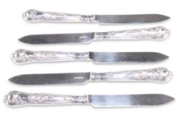 A SET OF FIVE EDWARDIAN SILVER FRUIT KNIVES