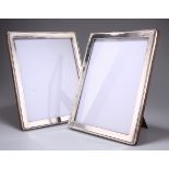 A PAIR OF GEORGE V SILVER PICTURE FRAMES