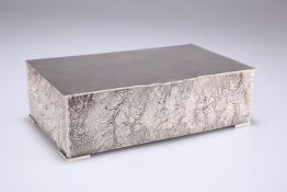 AN ELIZABETH II SILVER CIGAR BOX