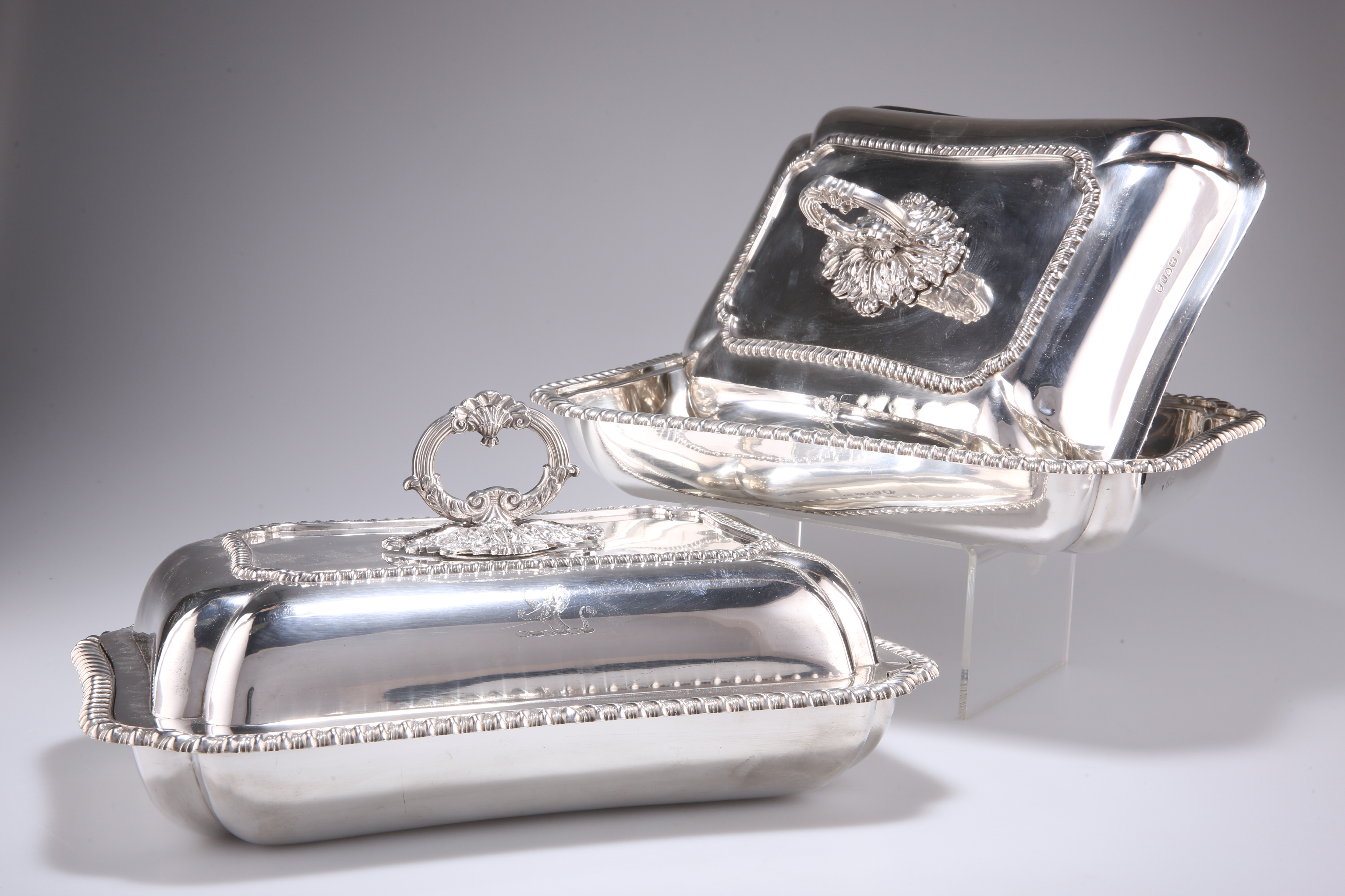 A PAIR OF GEORGE IV SILVER ENTRÉE DISHES AND COVERS - Image 3 of 7